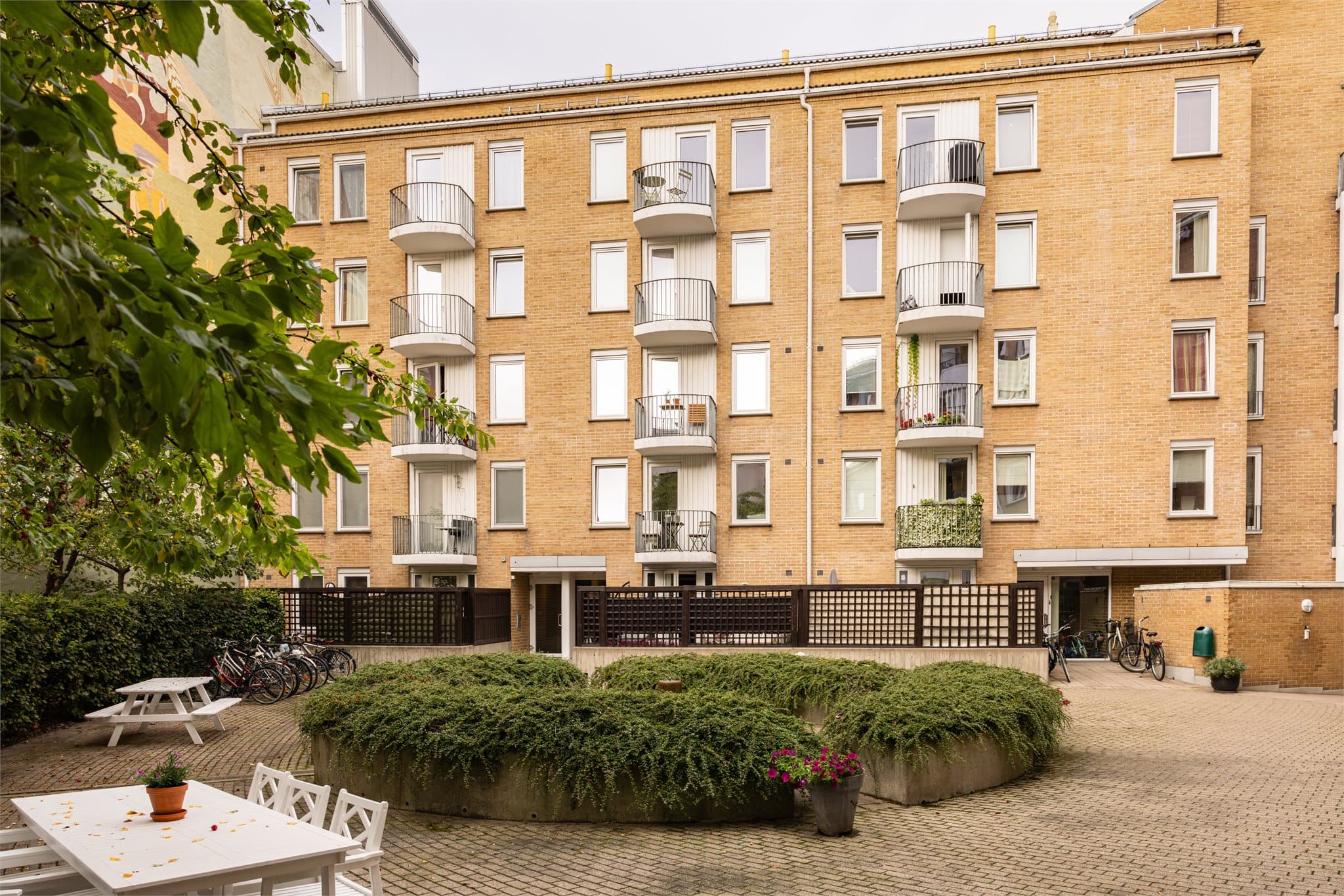 Bakgården har fine grøntområder.