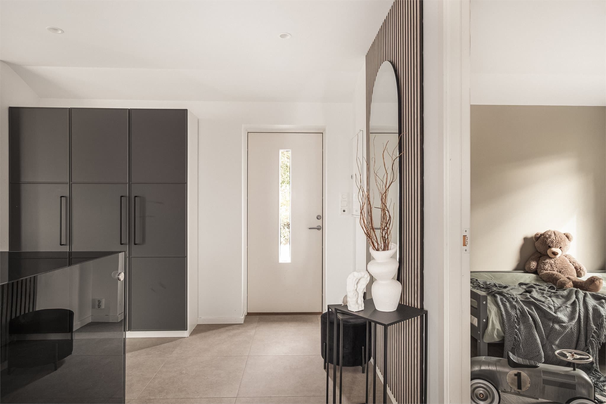 - Gangen har rikelig
med oppbevaring i garderobeskap -