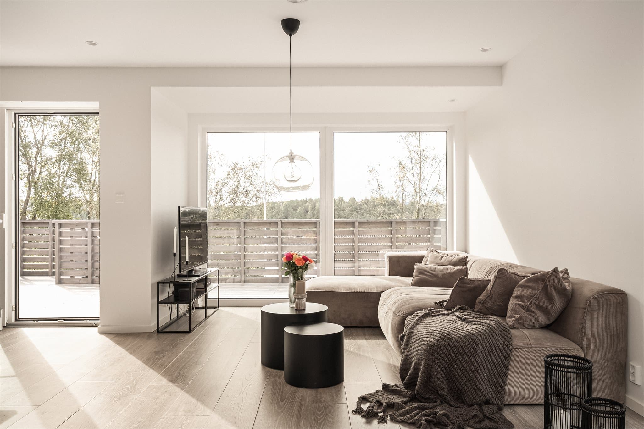 - Foruten våtrom er gulvene belagt med laminat -