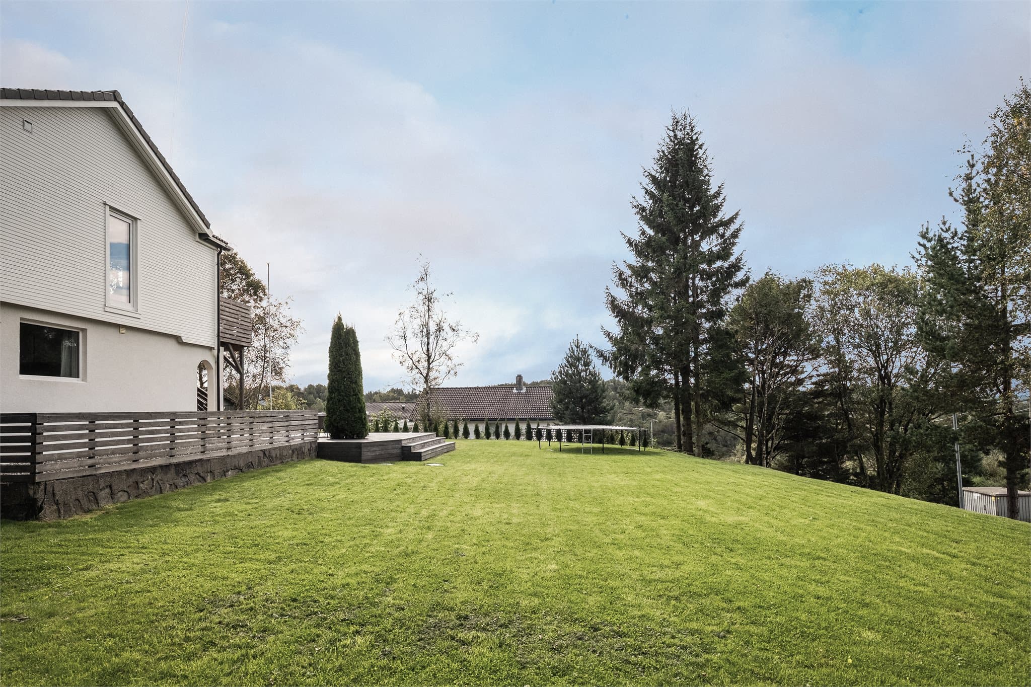 - Rikelig med parkeringsplass eller til å bygge garasje om ønskelig
-