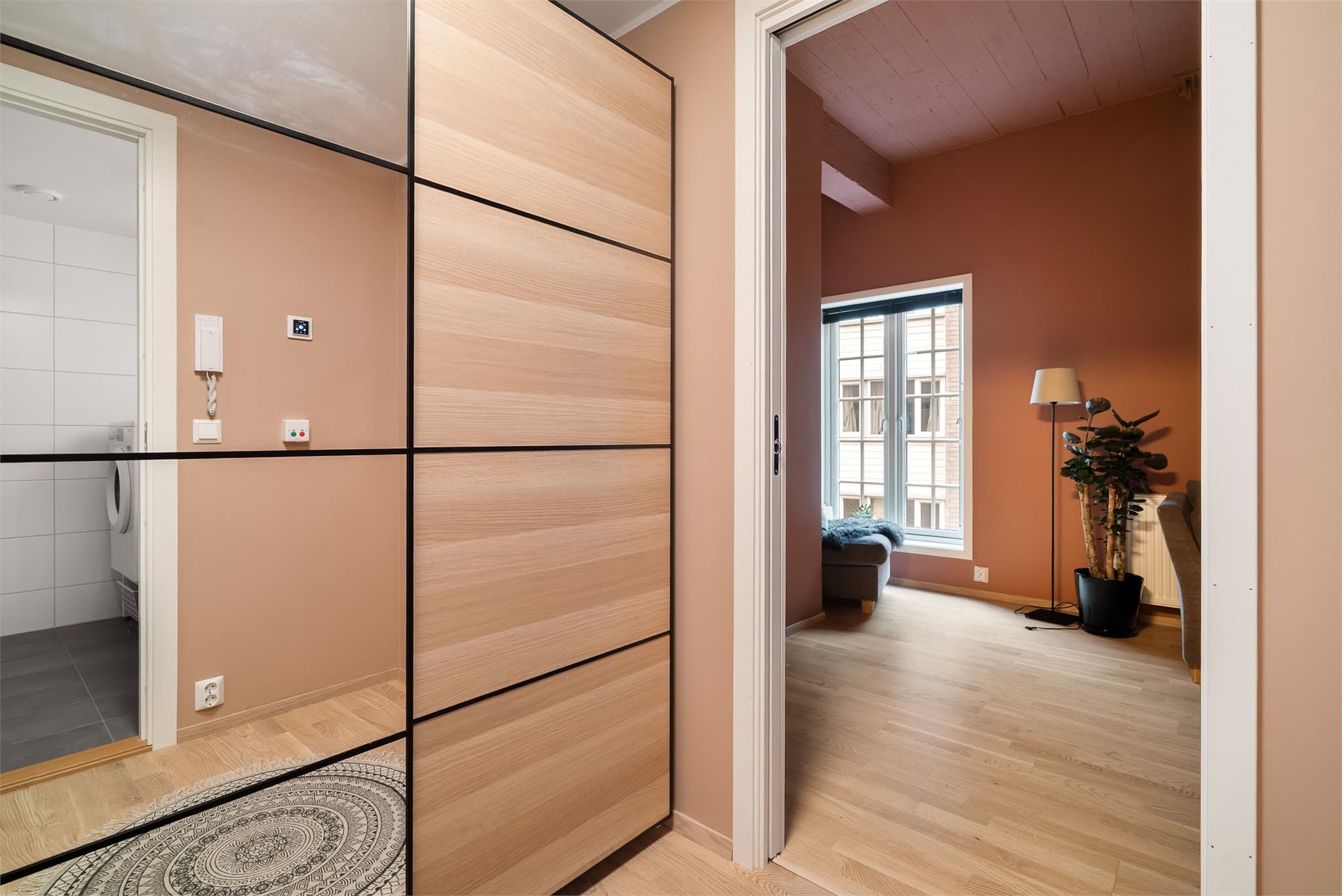 Du ønskes velkommen inn i en innbydende entré med plass til garderobeløsning, som gir gode oppbevaringsmuligheter.