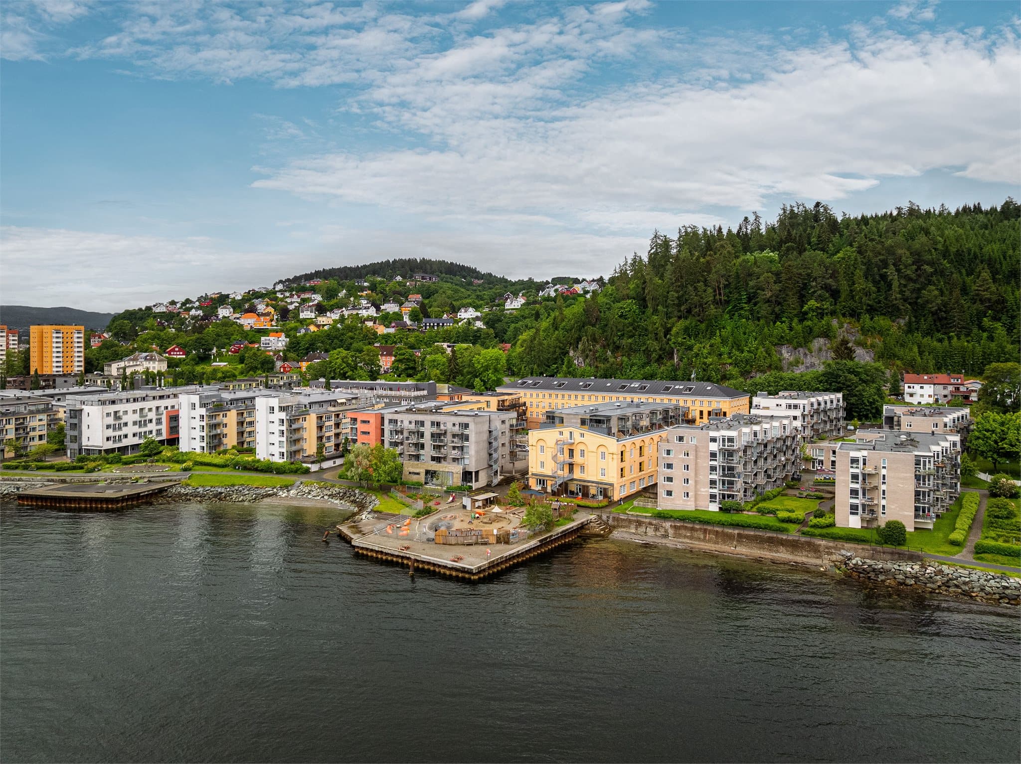 Det er også kort vei til Trondheim sentrum, som byr på et bredt utvalg av fasiliteter, servicetilbud, butikker, restauranter og kulturtilbud.