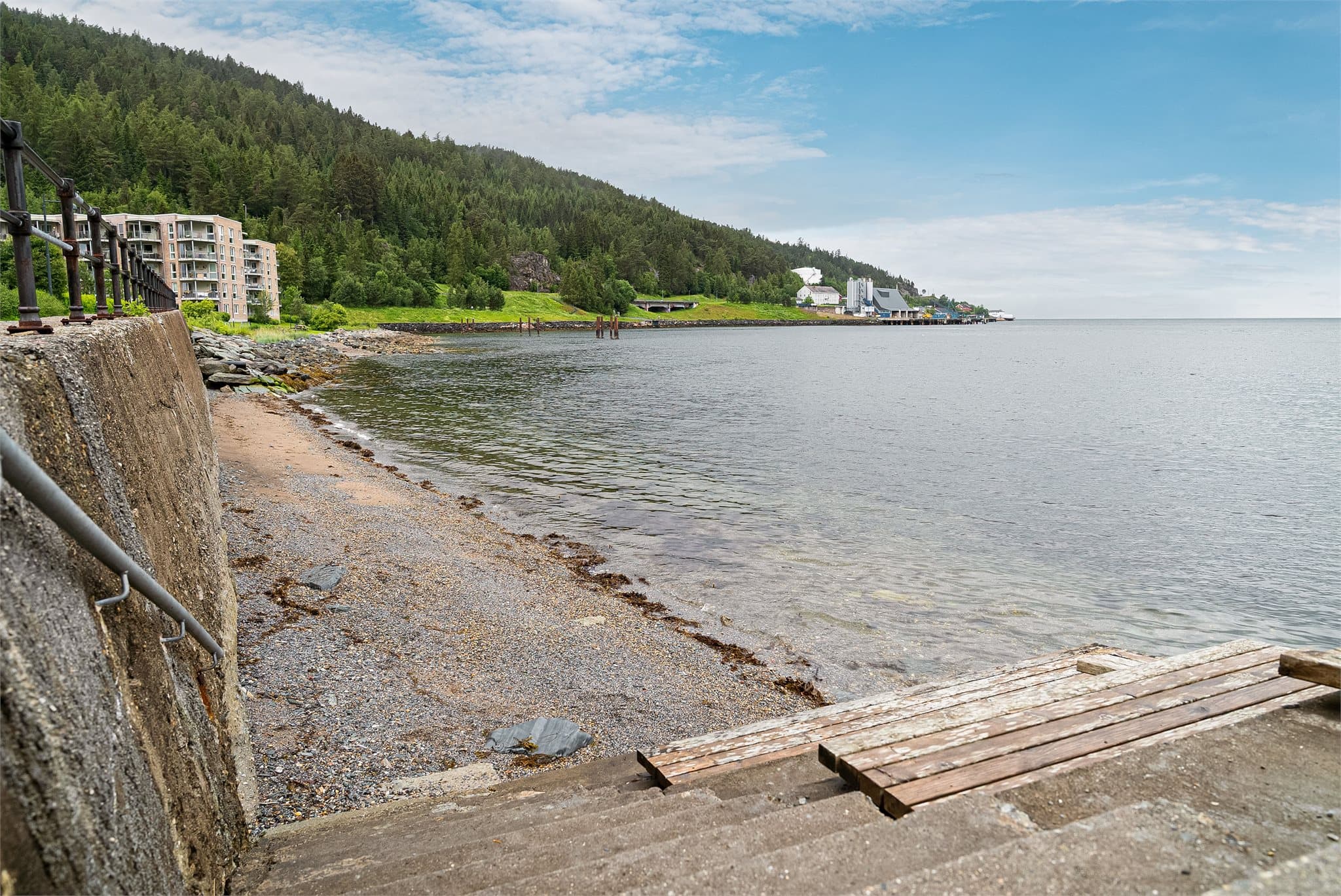 Det er flotte badeplasser like i nærheten, og kort vei til fine turmuligheter.
