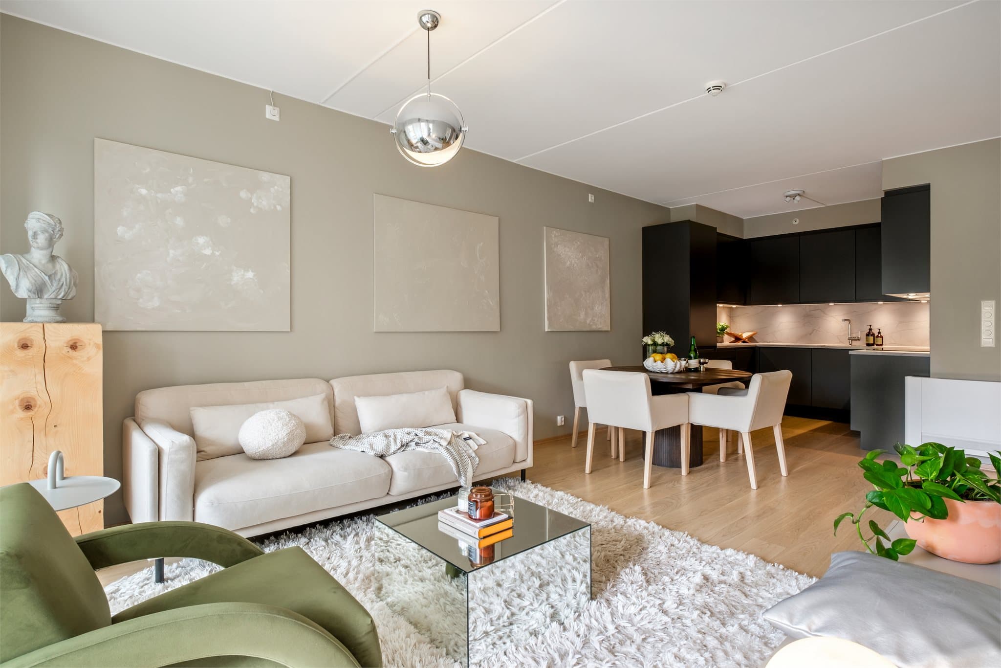 - Den åpne stue og kjøkkenløsningen sørger for en åpen og sosial sone, og du har god plass til spisebord i naturlig tilknytting til kjøkkenet -