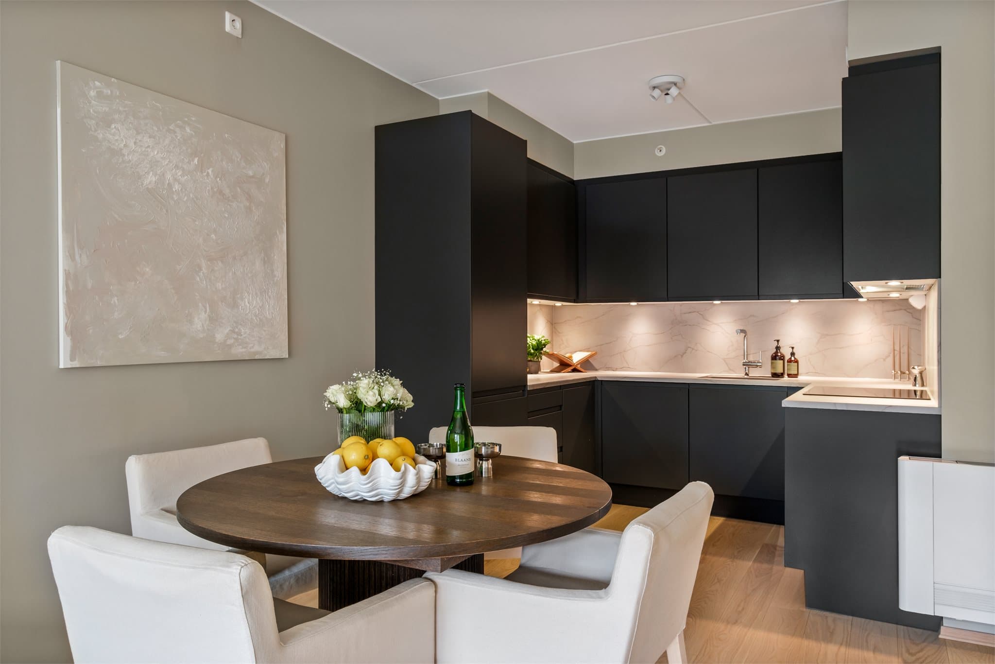 - Ny eier får glede av integrert oppvaskmaskin, stekeovn, kombinert kjøle- og fryseskap og induksjonsplatetopp -