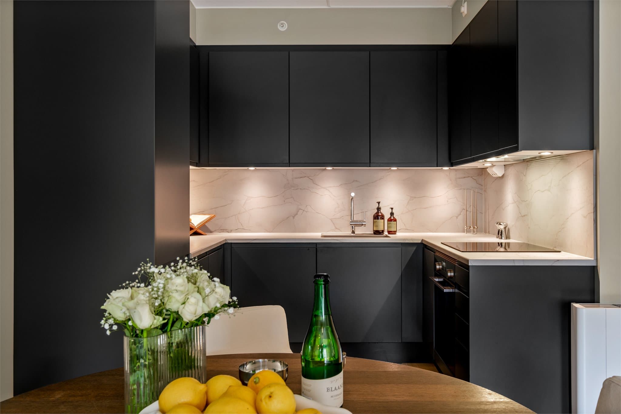 - Lekkert kjøkken fra kvalitetsleverandøren Sigdal med benkeplate i laminat og underlimt kvartskompositt vaskekum -