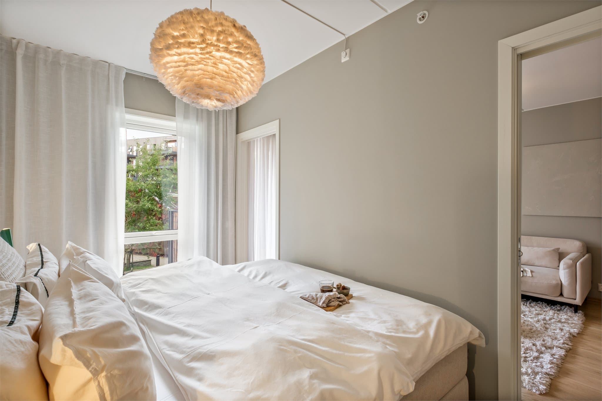 - Merk den praktiske 2-dørs løsningen inn til soverommet -