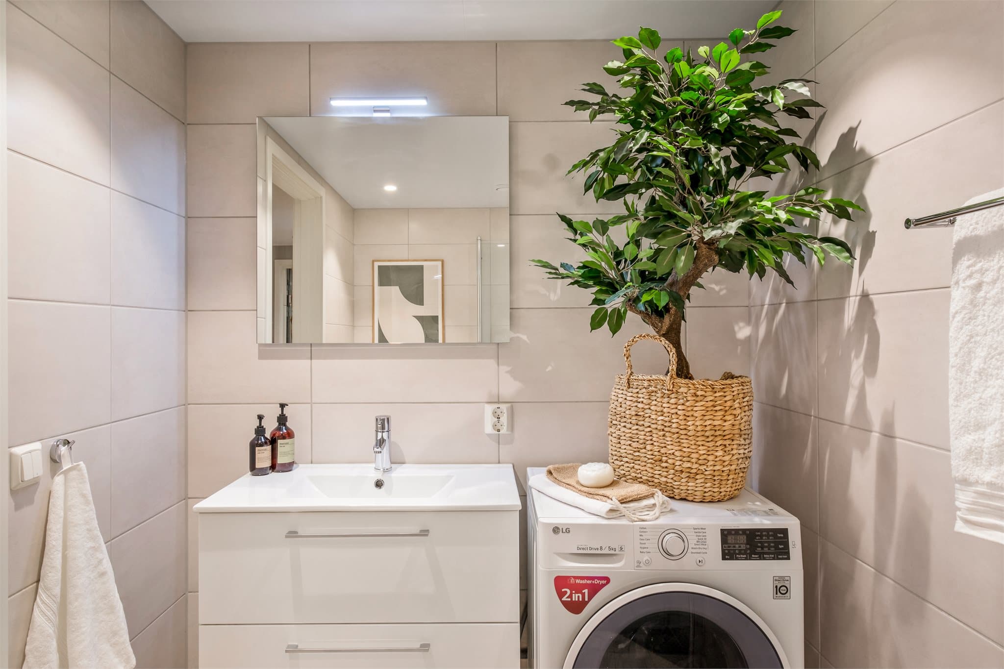 - Lekkert bad på 4,7m² med kvalitetsfliser på vegger og gulv -