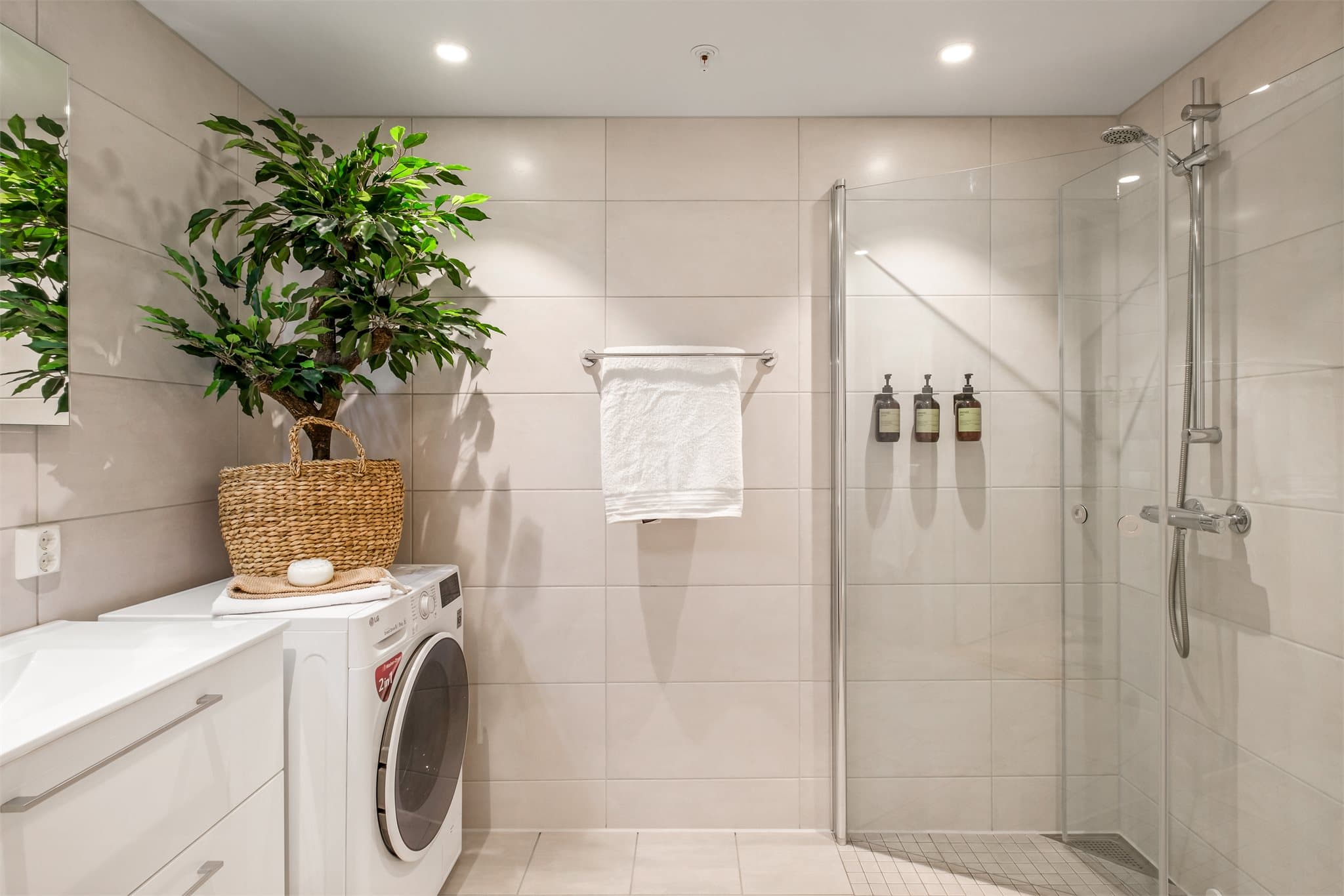 - Badet er innredet med heldekkende servant, dusjhjørne og vegghengt toalett -