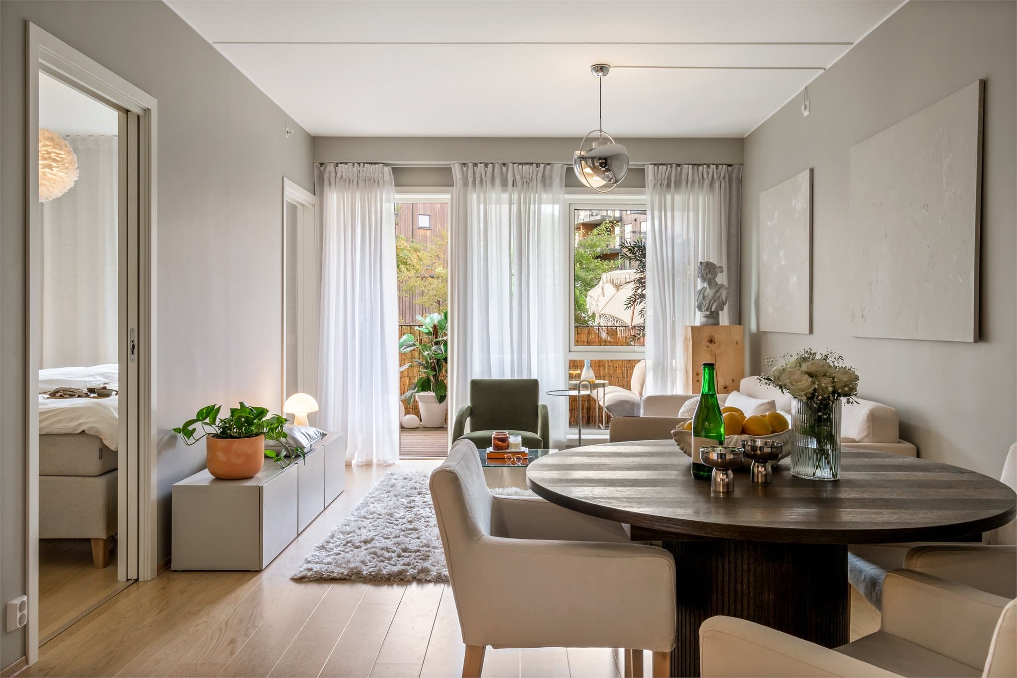 - Bygget er fra 2020 og leiligheten innehar dermed moderne kvaliteter og flotte materialvalg -