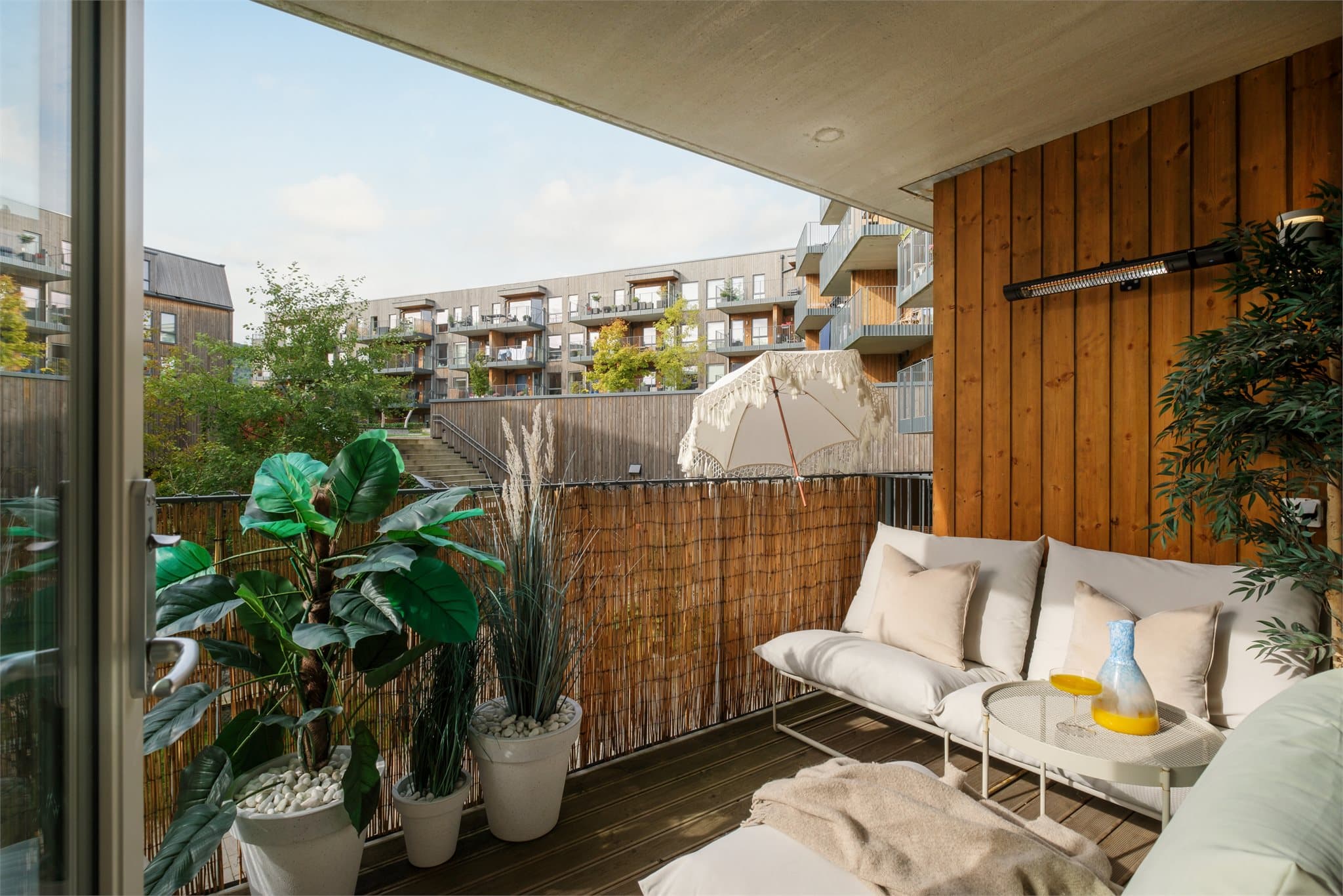 Balkongen har utestrøm, varmelampe og belysning -