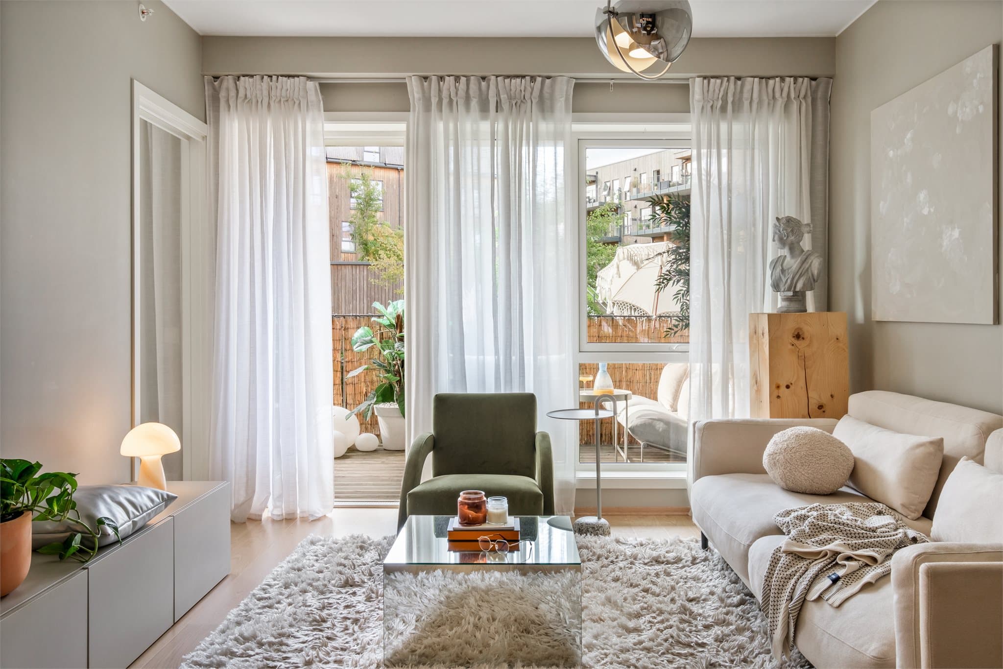 - Leiligheten byr på en rekke gode kvaliteter som bla. rause vindusflater, god takhøyde og god romløsning .