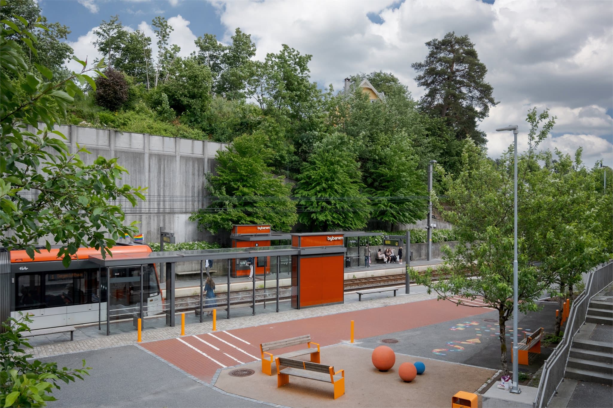 Kun få minutters gange til bybanestoppet på Paradis