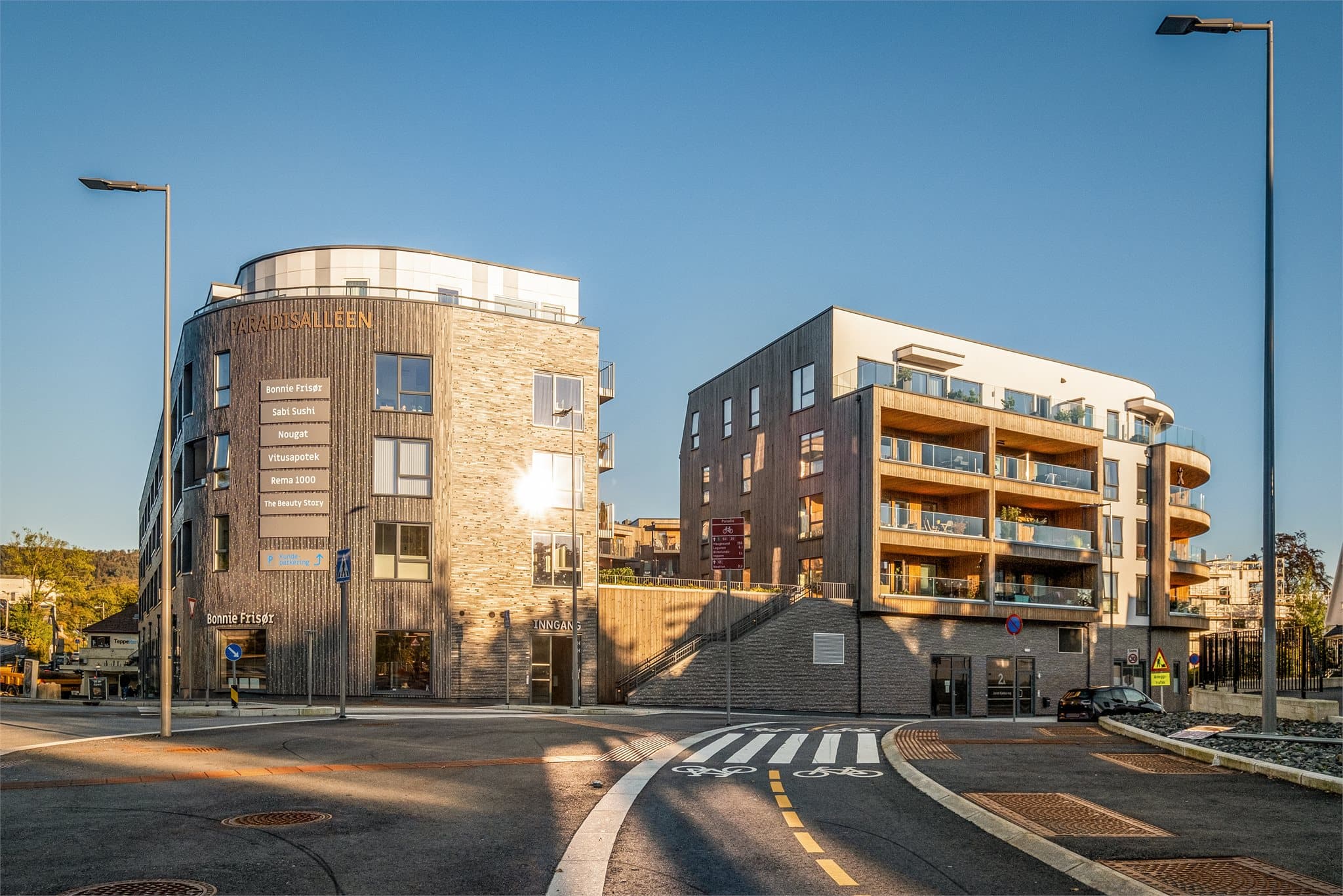 Det er dagligvarebutikk, apotek, mm. i byggets 1.etasje.