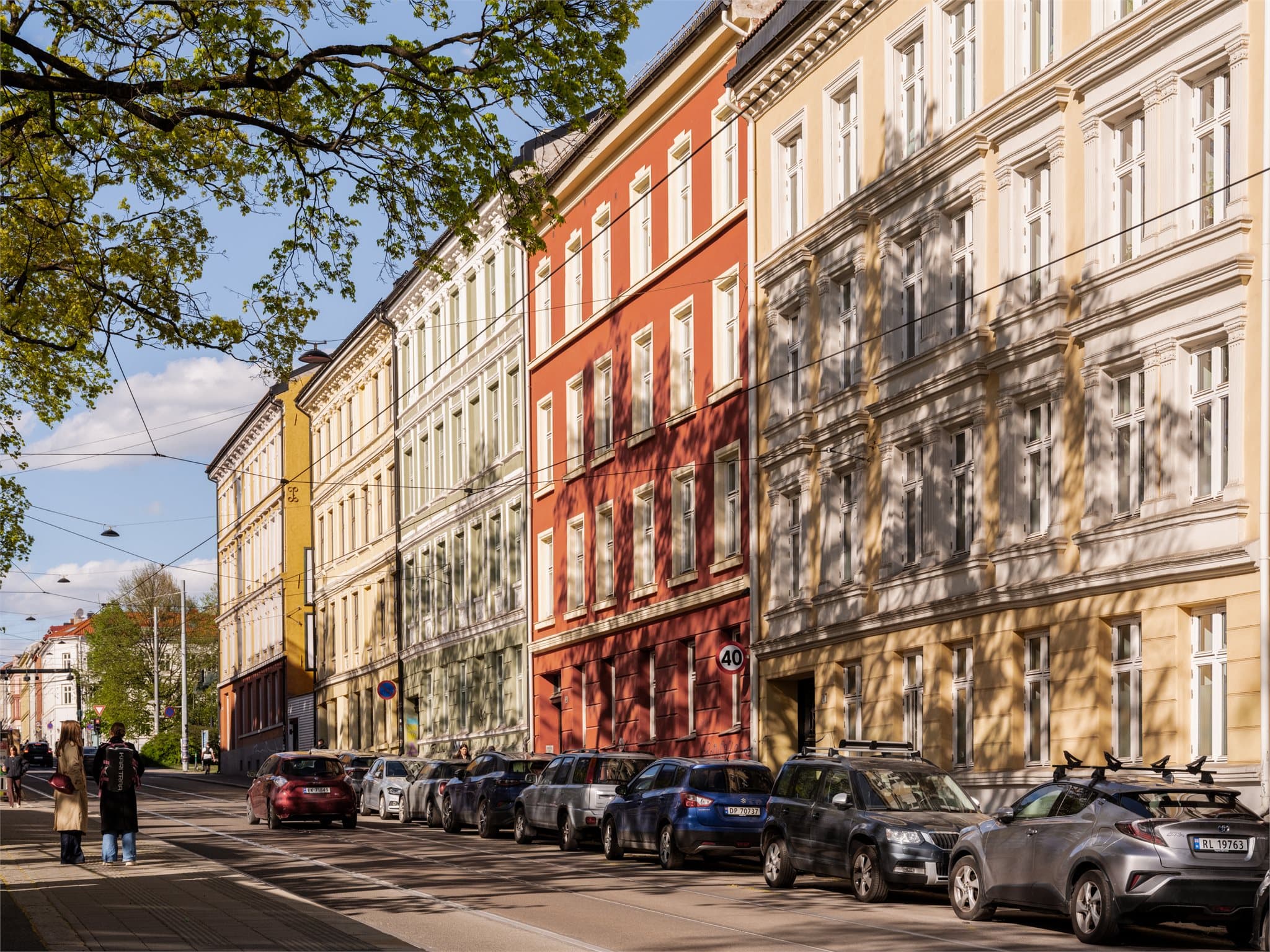 Her bor du midt mellom to av Oslos mest levende nabolag. Herfra kan du rusle sørover mot Grünerløkka eller nordover mot Torshov, og på få minutter nå et mangfold av hyggelige spisesteder, kaffebarer, utesteder og små, lokale butikker.