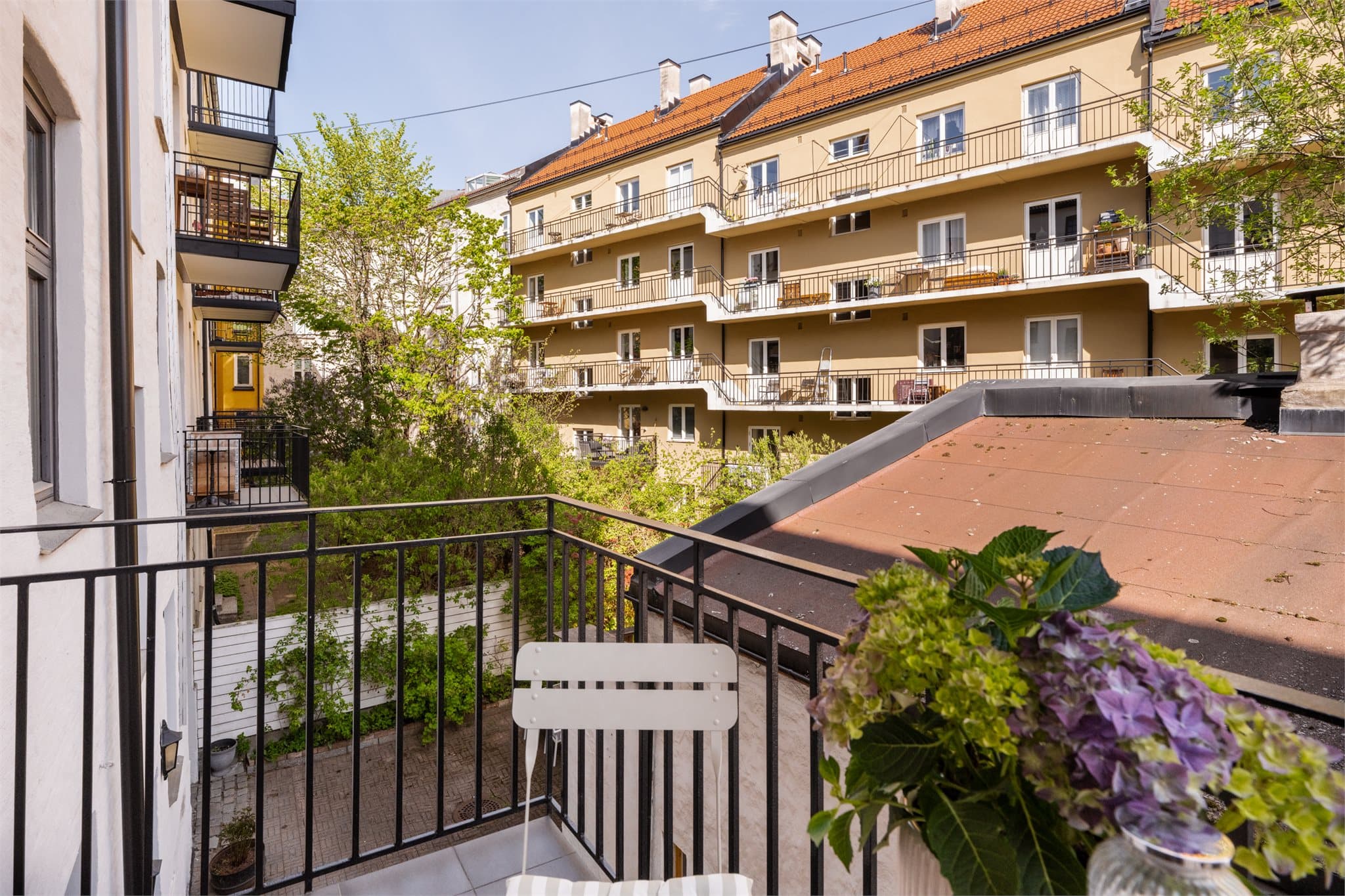 Leiligheten har en nyere, solrik balkong som vender mot skjermet bakgård.