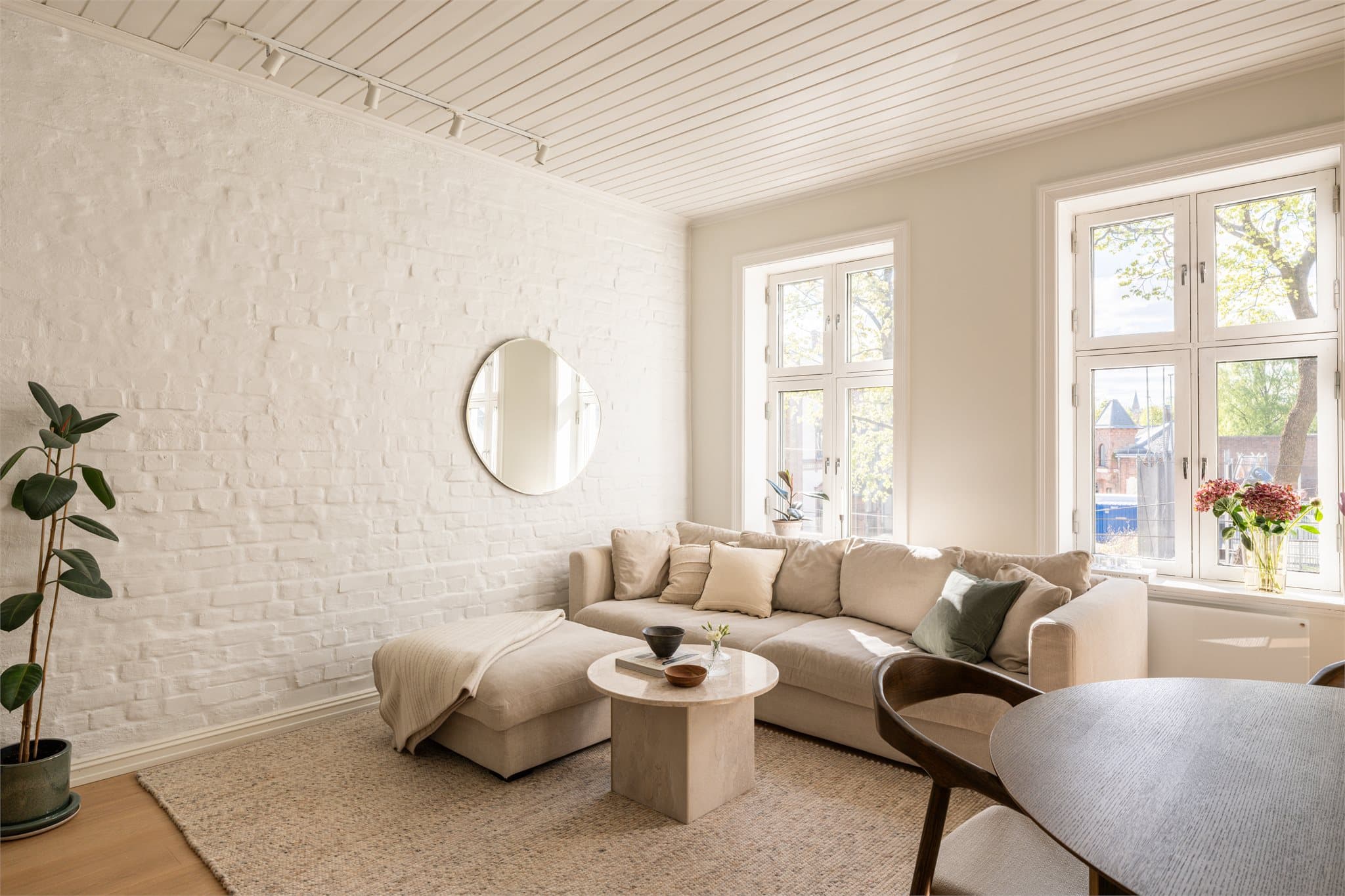Her har du god plass til en stor sofa med tilhørende møblement.