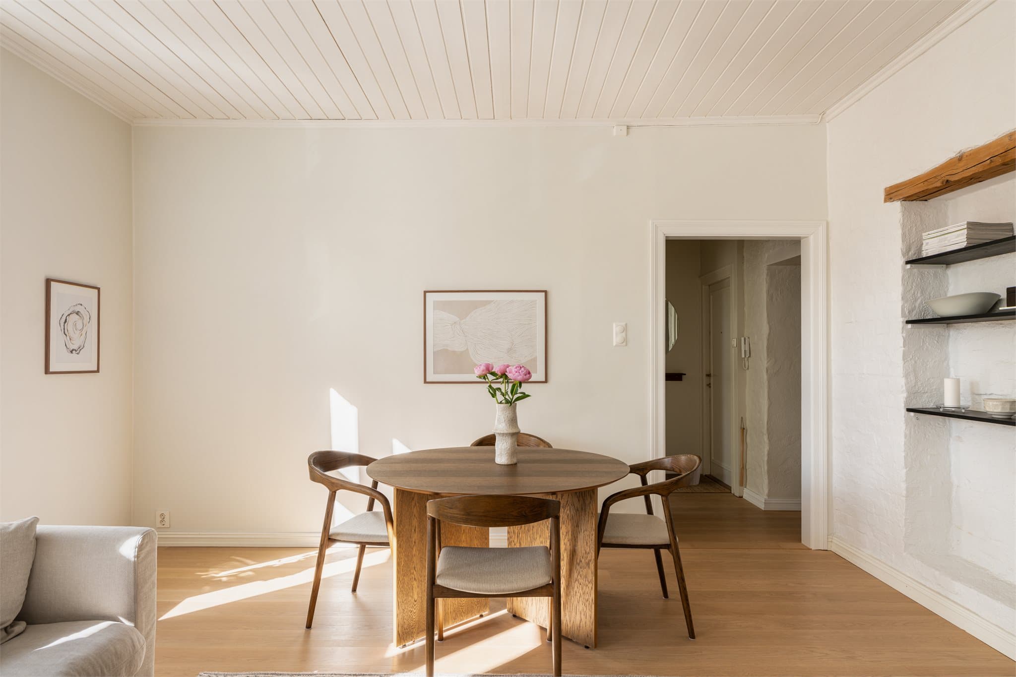Det er også god plass til spisebord med tilhørende møbler hvor du kan nyte middagsselskaper i godt lag.