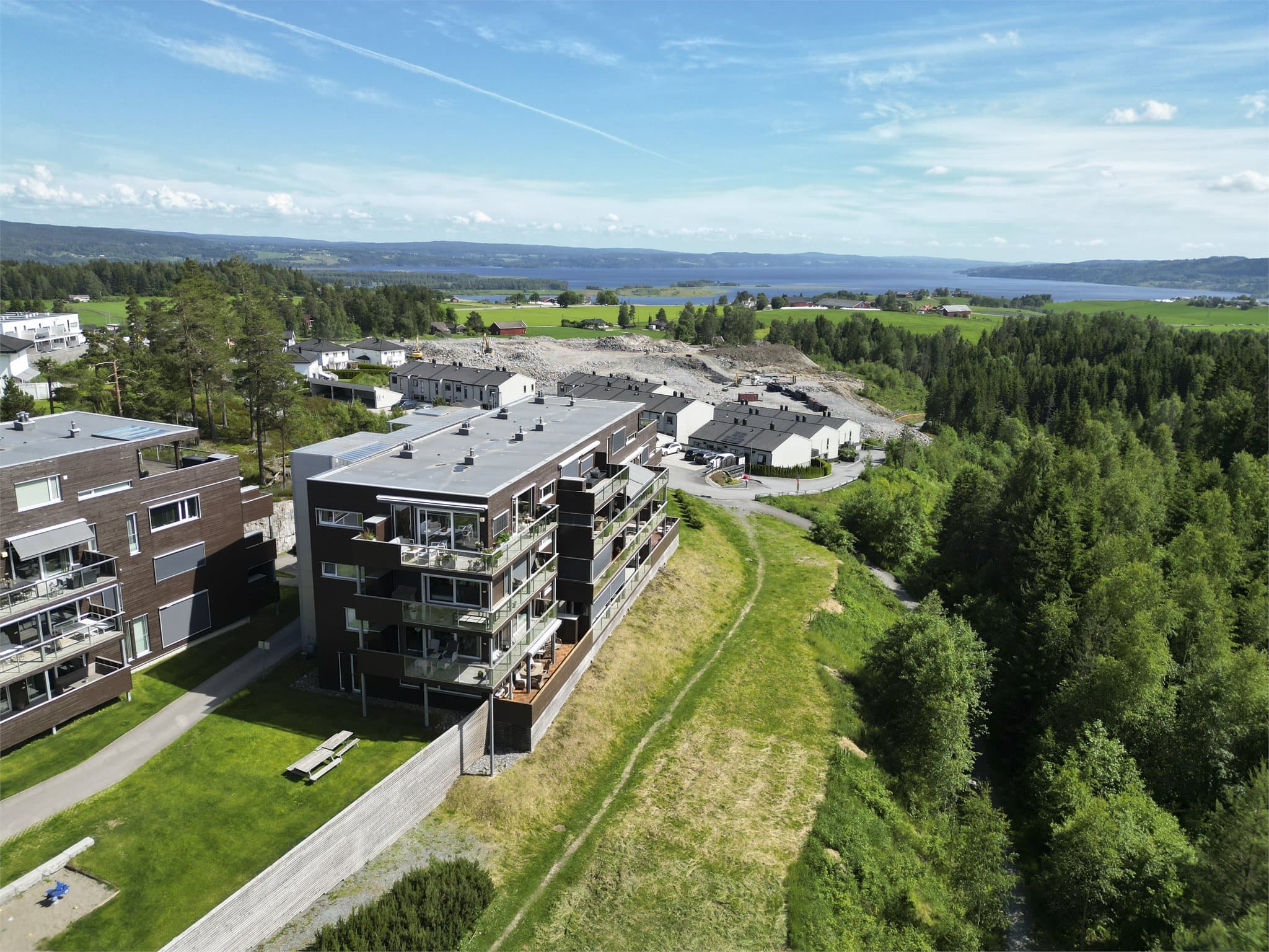Leiligheten ligger attraktivt til i byggets øverste etasje og nyter godt av både hjørnebeliggenhet, gode solforhold og enkel heisadkomst.