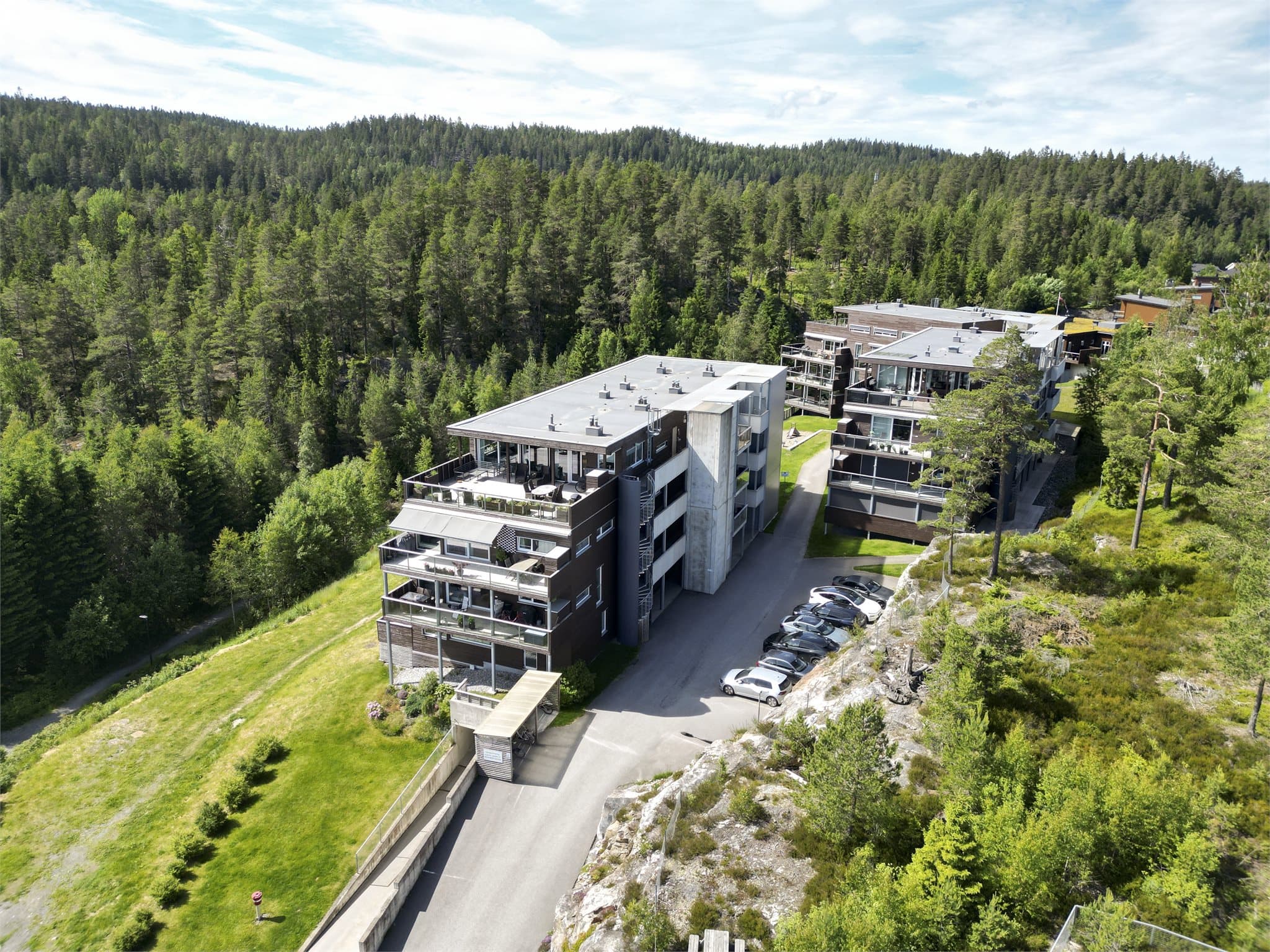 Fra Hektneråsen har du marka rett utenfor døren. Et omfattende nettverk av turstier og skogsveier gjør det enkelt å komme seg ut på tur året rundt, enten du foretrekker rolige søndagsturer eller lengre utflukter i Romeriksåsene.