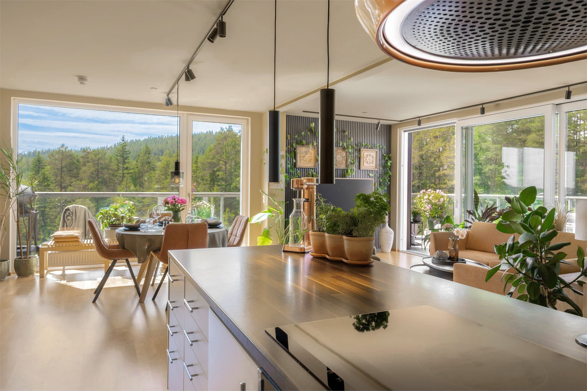 Spiseplassen er plassert i direkte tilknytning til kjøkkenet og har god plass til et spisebord. Her kan familie og venner samles til alt fra hverdagsmiddager til større selskaper. De store vindusflatene slipper inn rikelig med dagslys.