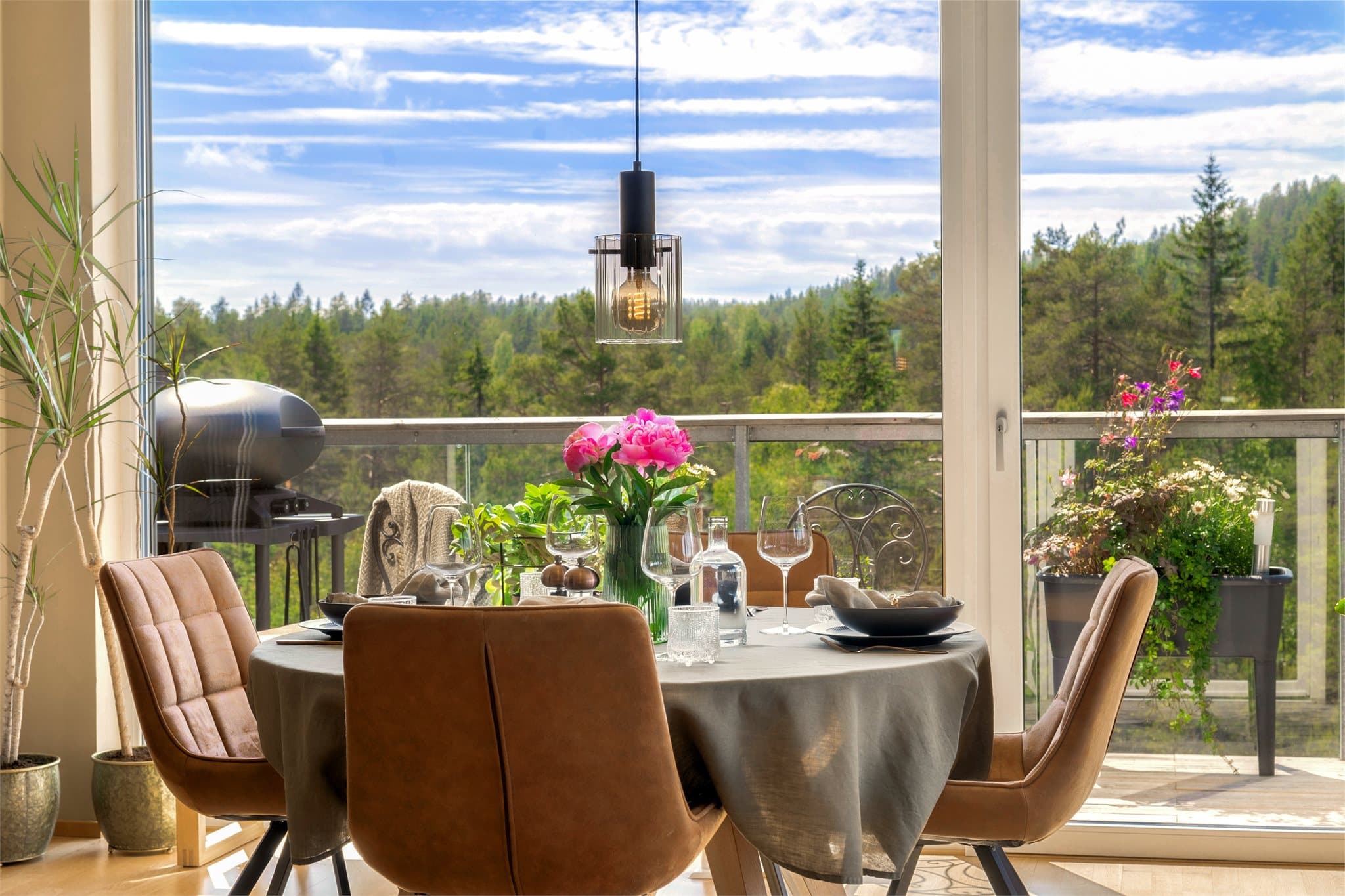 De store vindusflatene slipper inn rikelig med dagslys og bidrar til en lys og behagelig atmosfære gjennom hele dagen.