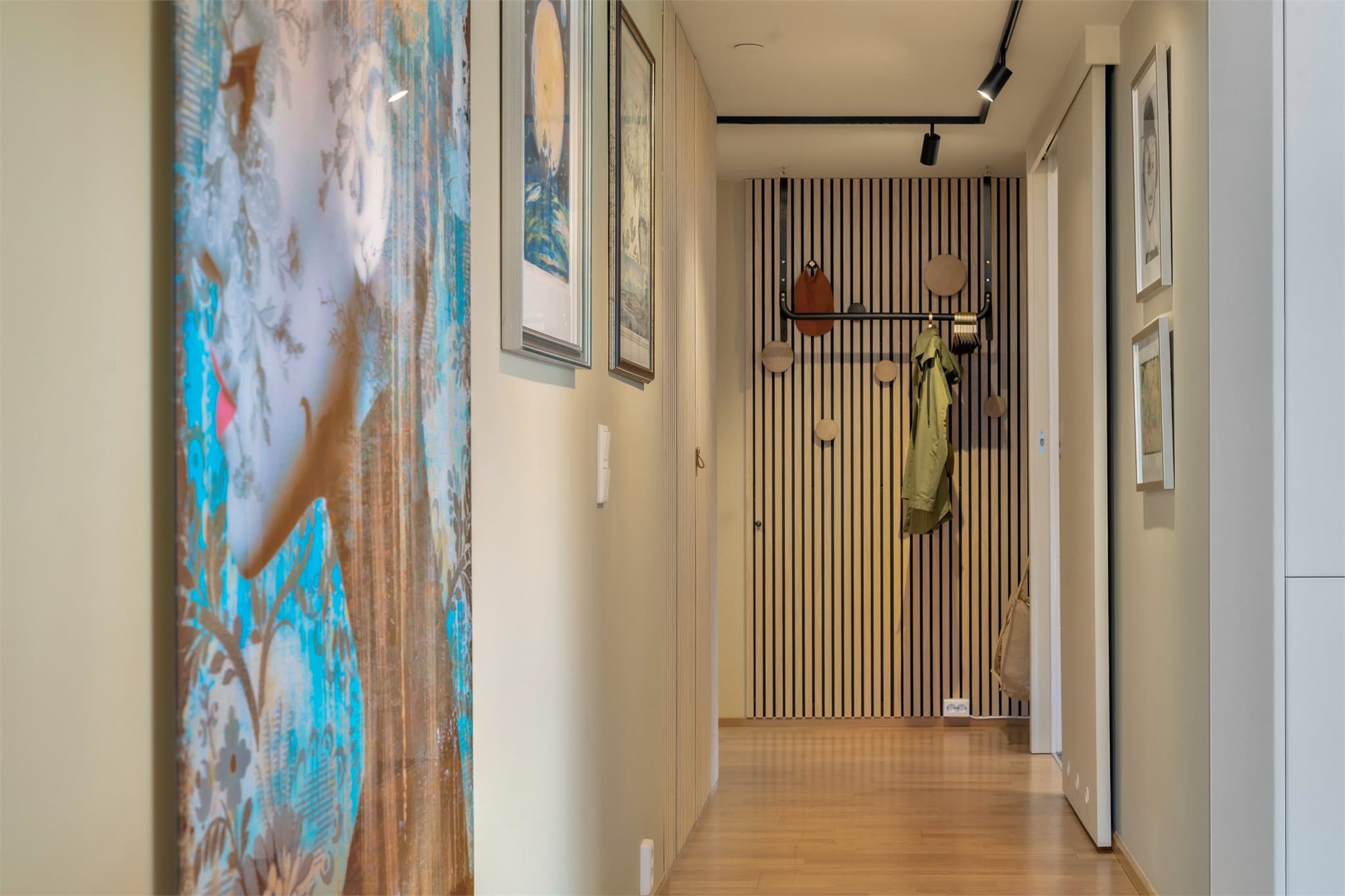 Løsningen gir et helhetlig og stilrent preg, hvor funksjon og design går hånd i hånd. Sporlys i taket understreker de arkitektoniske linjene og bidrar til en innbydende atmosfære allerede ved ankomst.