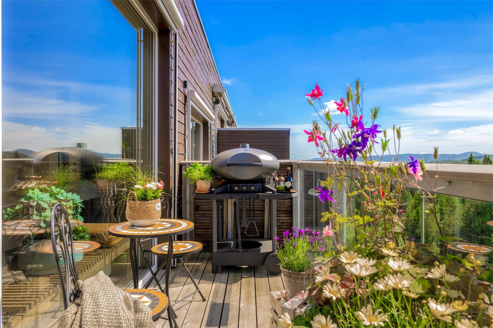 På terrassens solrike side er det god plass til grill, beplantning og mindre sittegrupper. Den høye plasseringen i toppetasjen gir et luftig preg og flott utsyn mot marka som omkranser Hektneråsen.