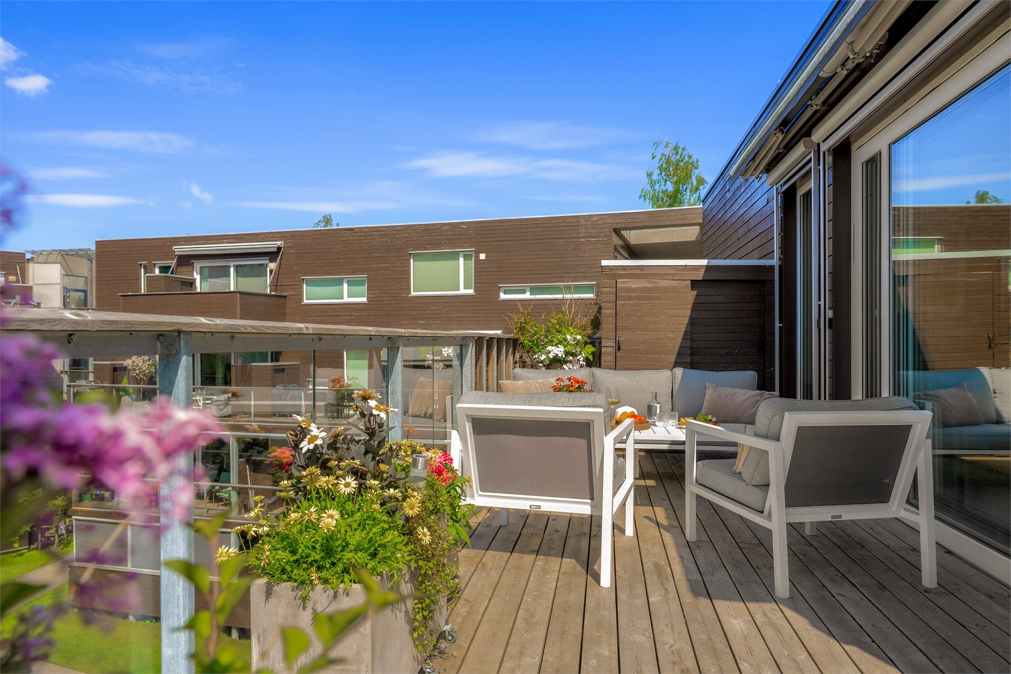Her er det god plass til både spisegruppe, lounge-møbler og hyggelige sammenkomster med familie og venner. For ekstra komfort er det montert elektriske solscreens på vinduene, som gir effektiv solskjerming og et behagelig inneklima på varme sommerdager.