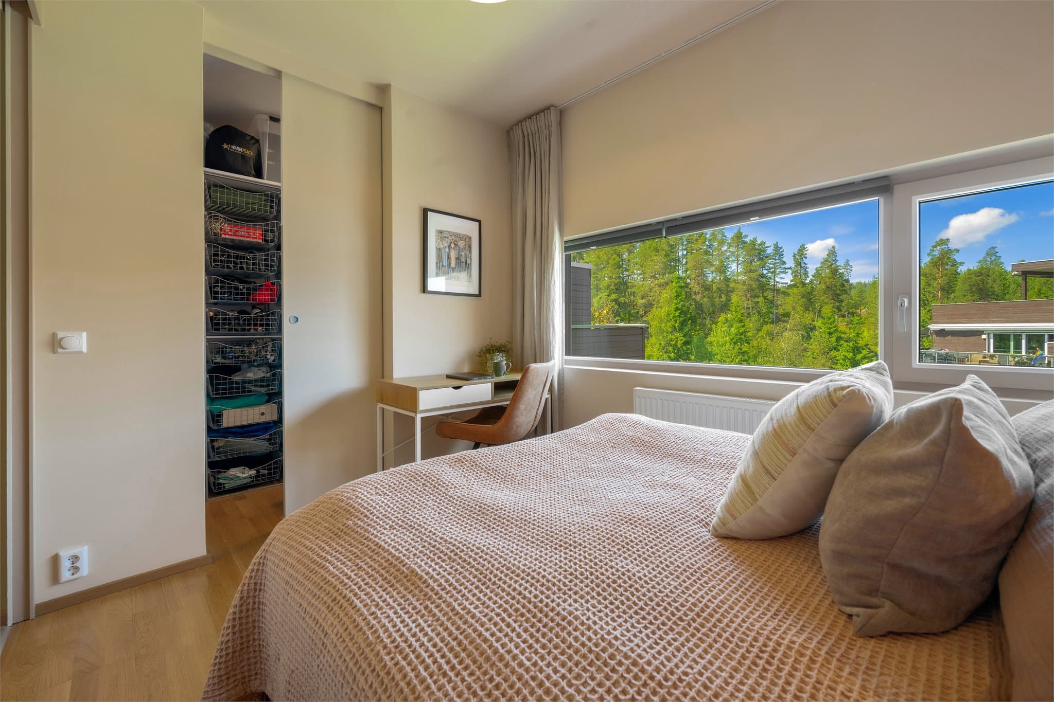 Begge soverommene disponerer hver sin walk-in-garderobe med praktiske oppbevaringsløsninger og hylleinnredning.