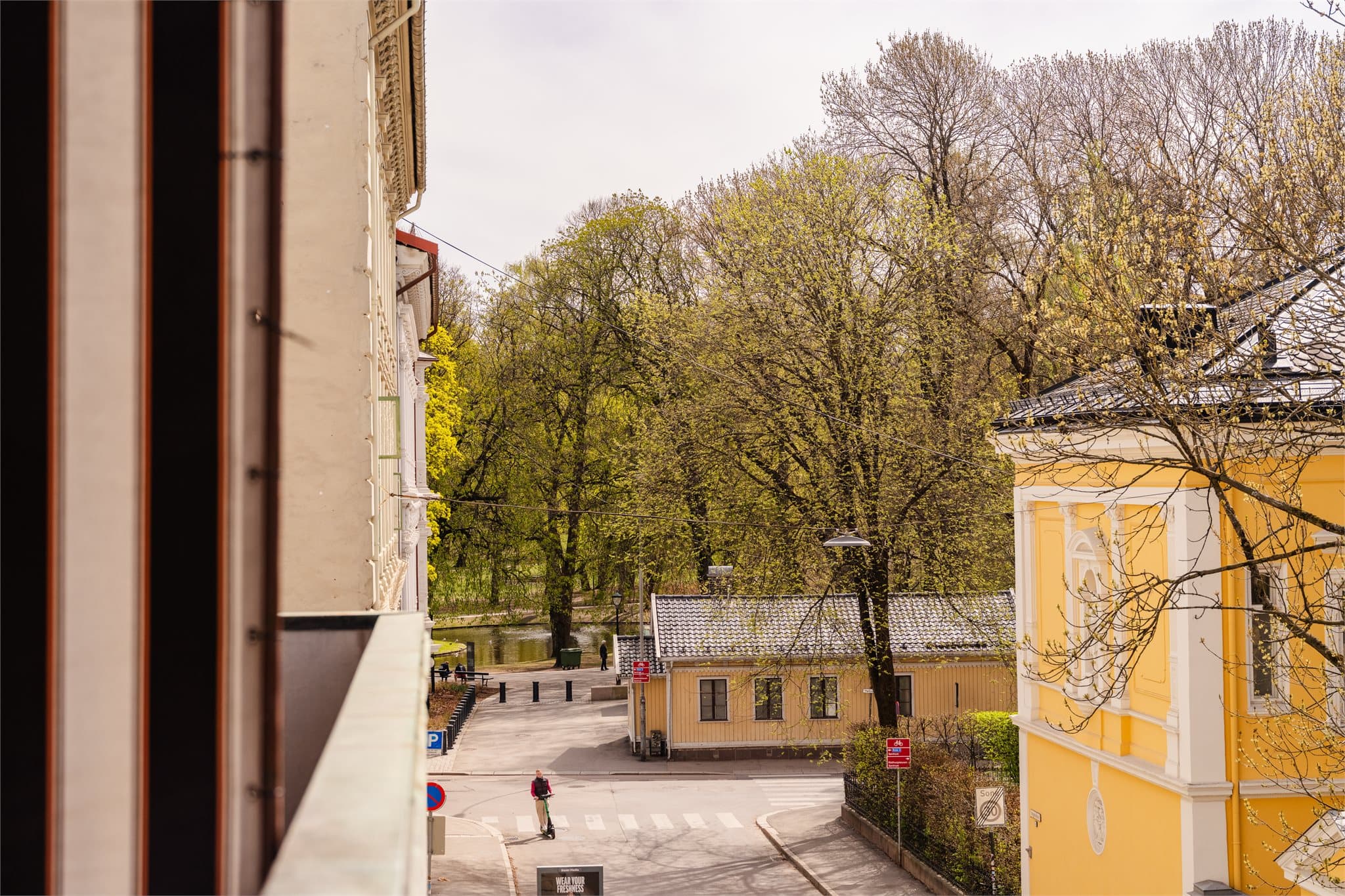 Leiligheten ligger like ved Slottsparken med sine store grøntområder og vakre dammer.