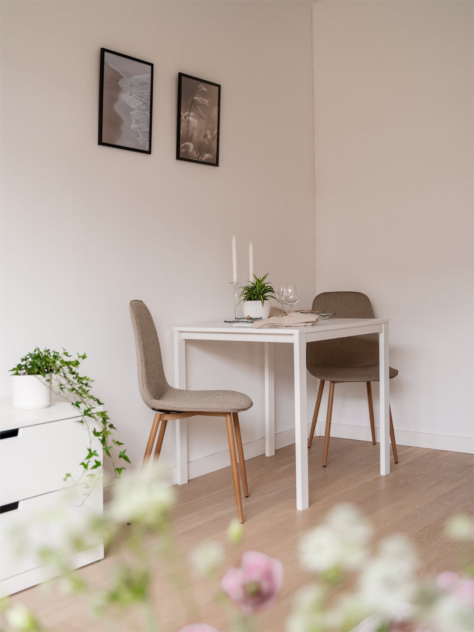 Eget hjørne med naturlig sone for spisebord med tilhørende møblement. Eventuelt er det her god plass til skap/kommode for ekstra oppbevaring.