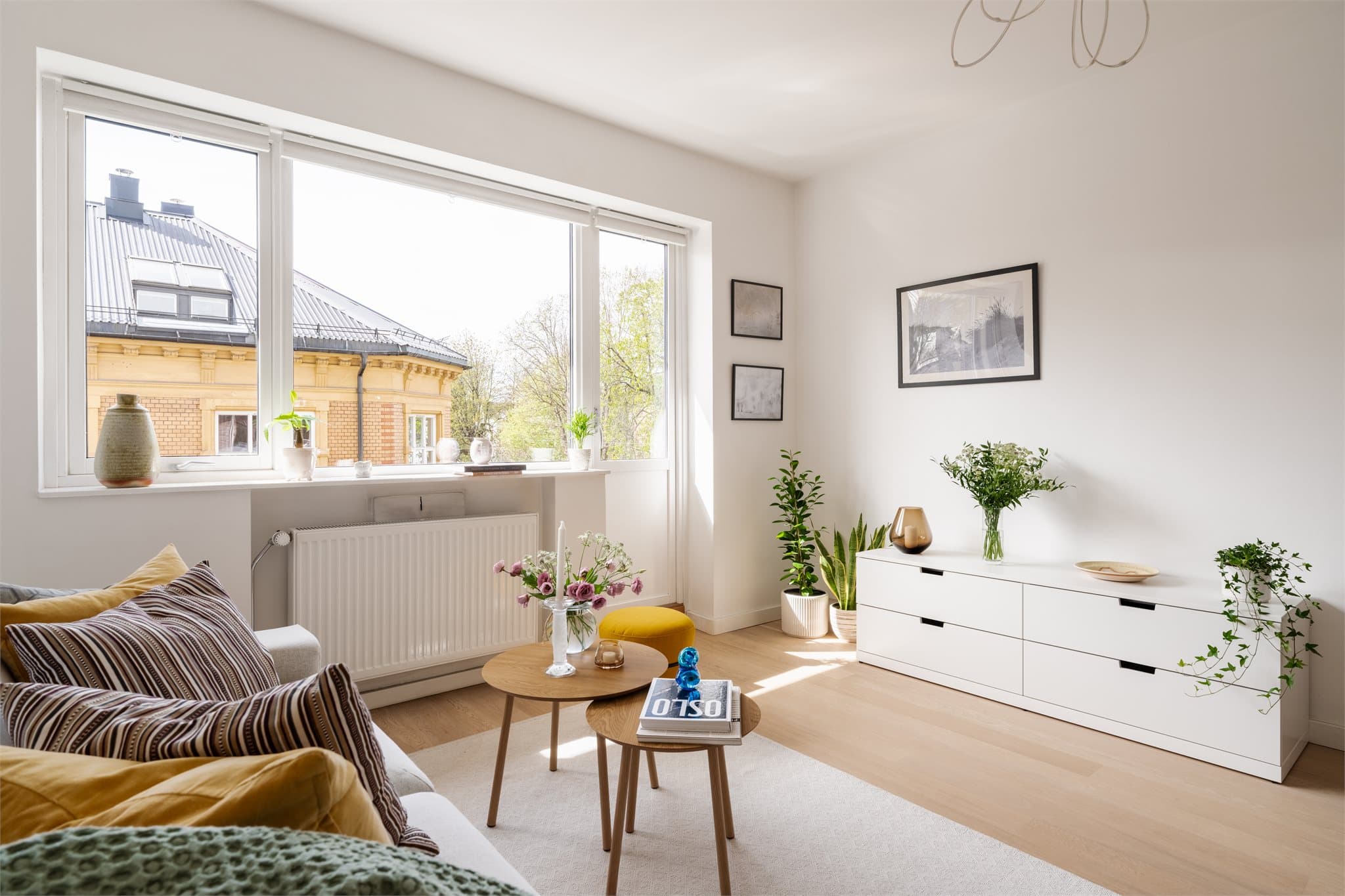 Oppholdsrommet har god plass til sovesofa, stuebord og øvrig møblement. De store vindusflatene slipper inn rikelig med naturlig dagslys, som gir boligen et luftig og lyst uttrykk.
