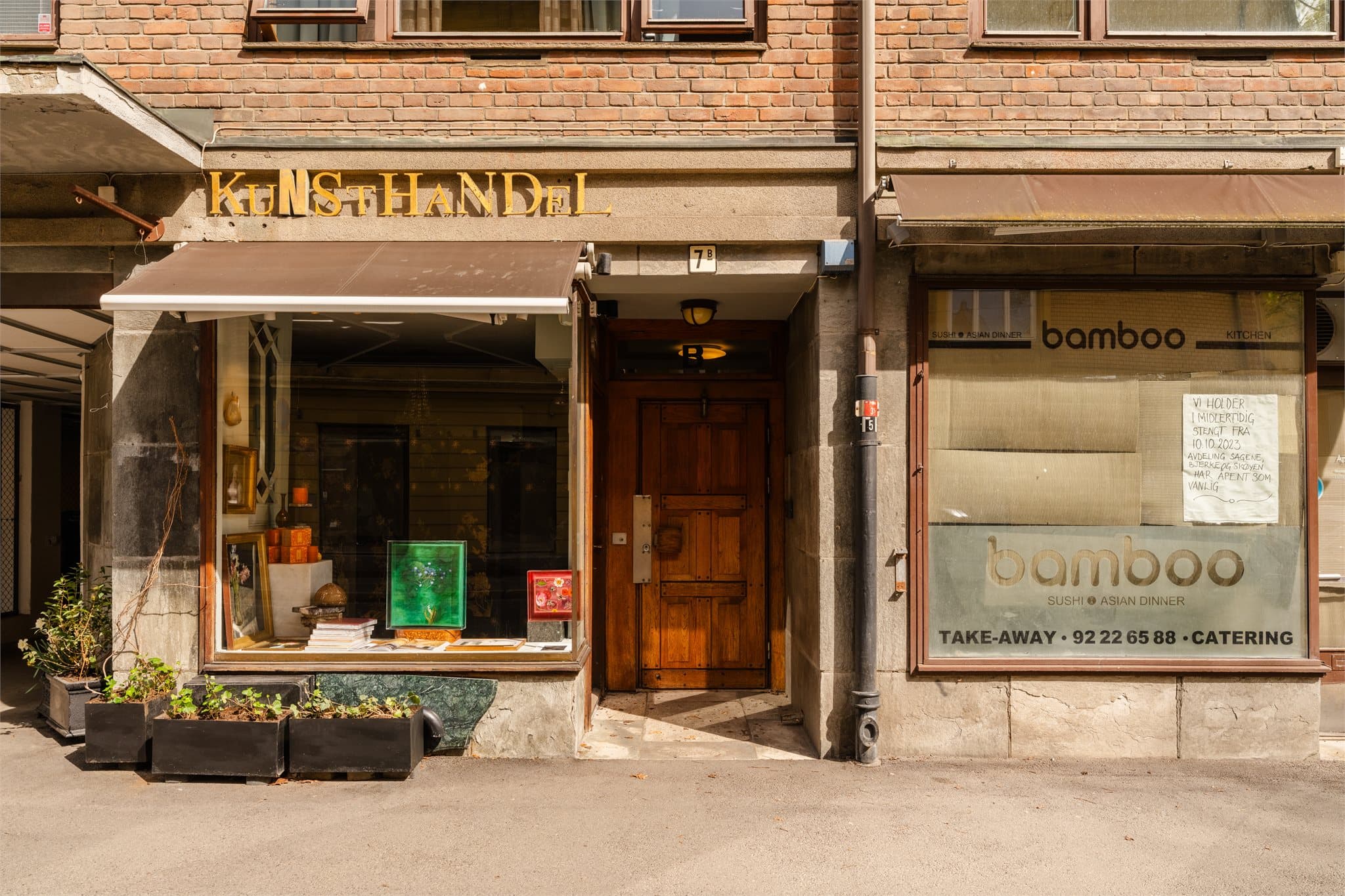 Koselig inngangsparti. Det er heis i bygget.