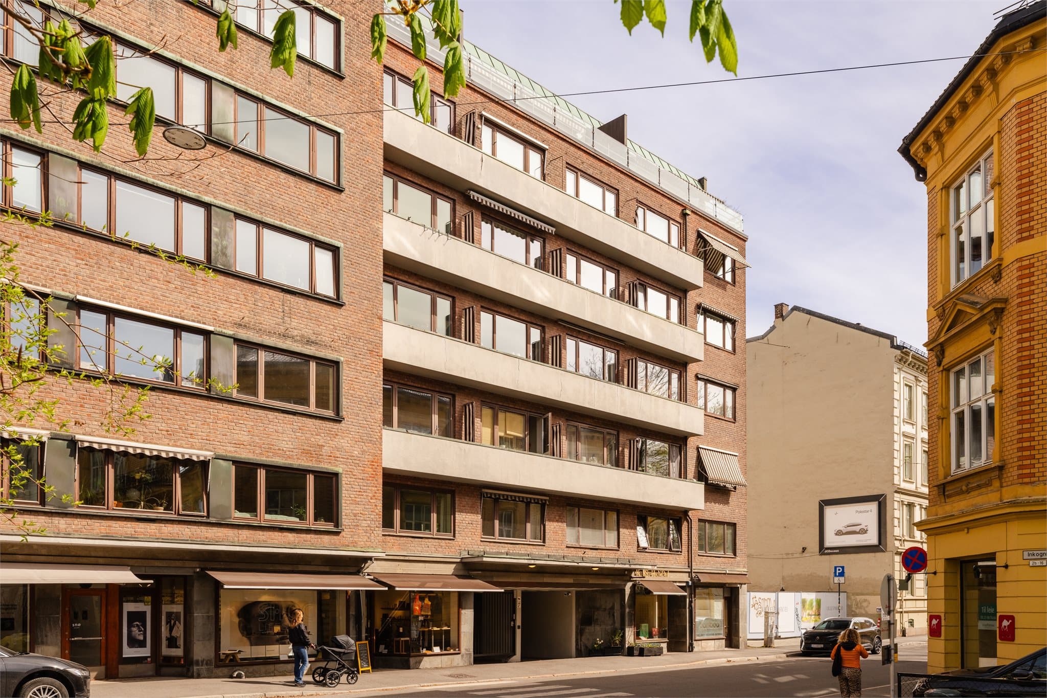 Fasadebilde. Bygget ligger en kort spasertur unna det aller meste av servicetilbud, med Hegdehaugsveien like i nærheten og Slottsparken rett ned i gata.