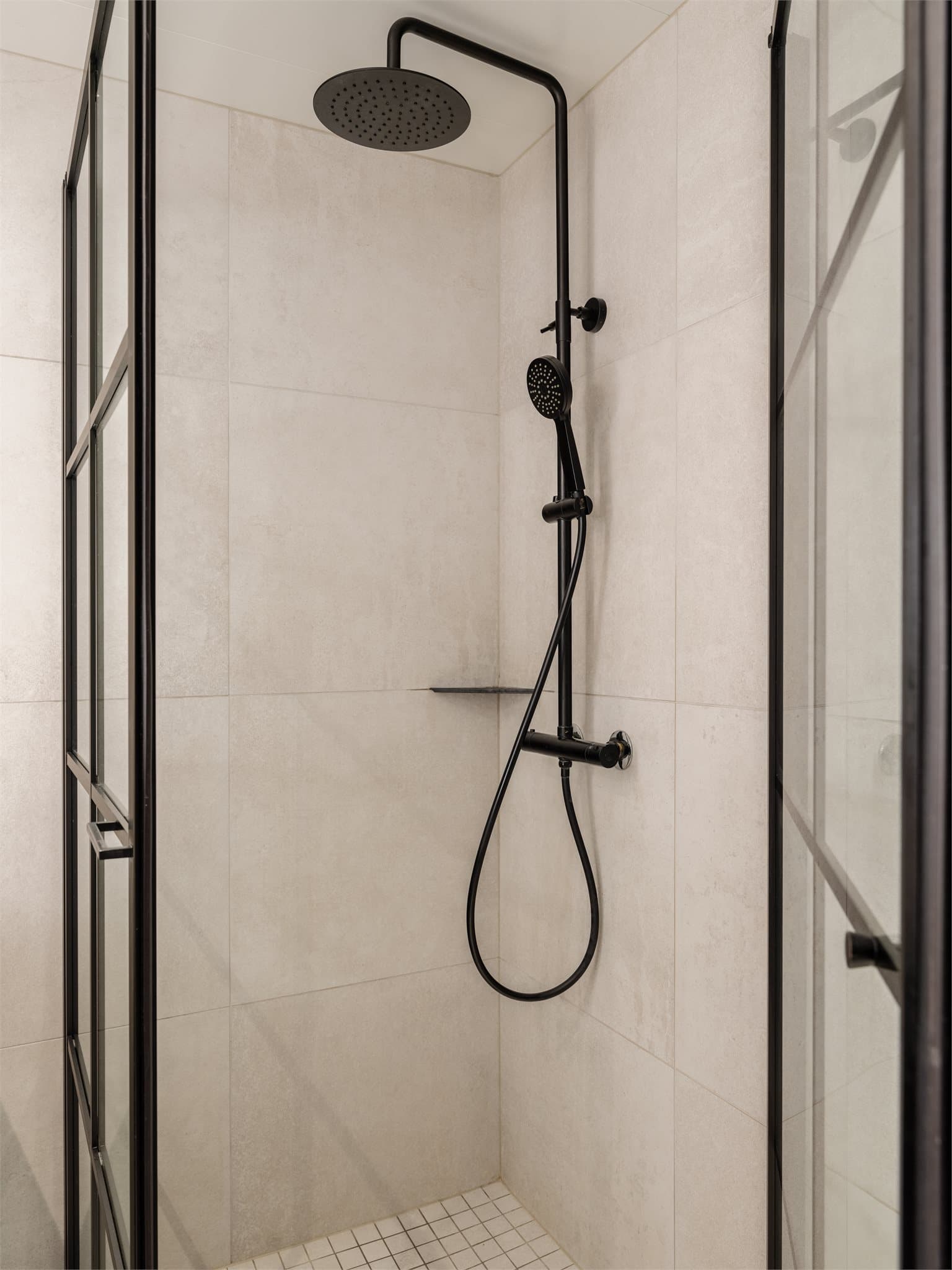 Badet har en praktisk og funksjonell innredning med dusjhjørne med faste glassfelt og dør i herdet glass.