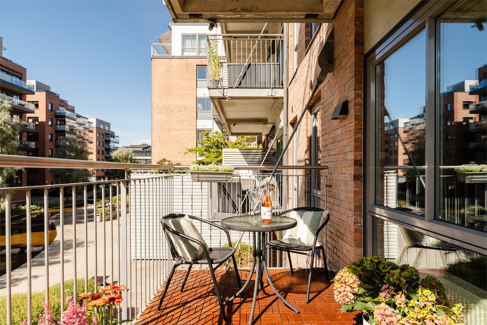 Balkongen er vendt i sydvestvendt retning og byr på sol fra ca 8.30-18.30 på sommer halvåret. Her har du virkelig muligheten til å nyte sommerkveldene ute.