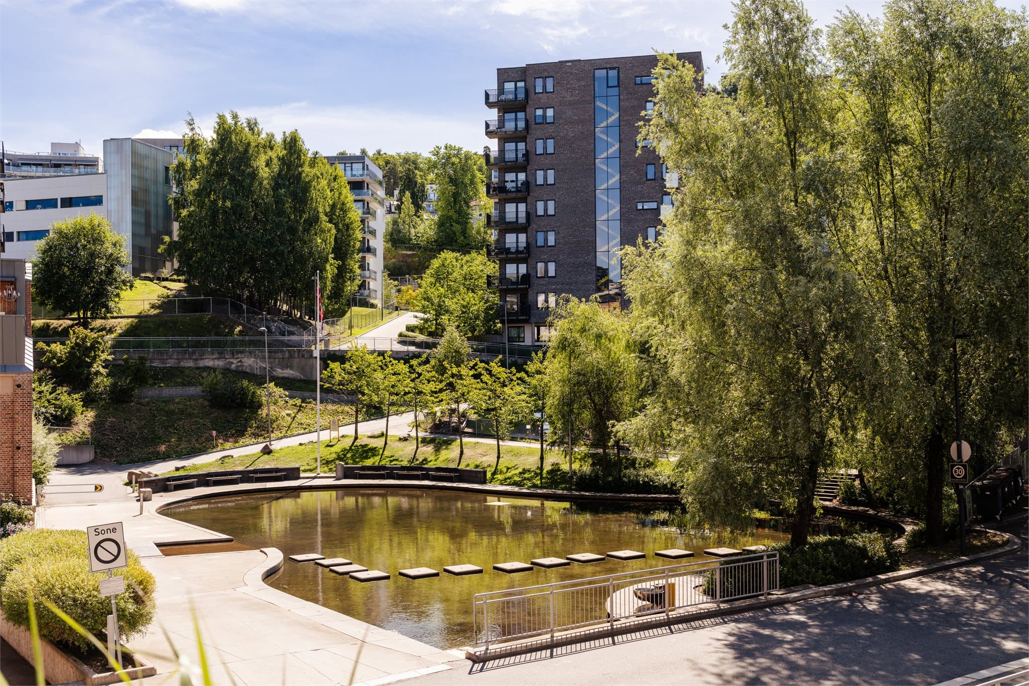 Fra balkongen kan du nyte en sjelden og attraktiv utsikt i et område som stadig utvikles og bebygges. Her vender blikket seg direkte mot grønne omgivelser, med en rolig og luftig atmosfære.