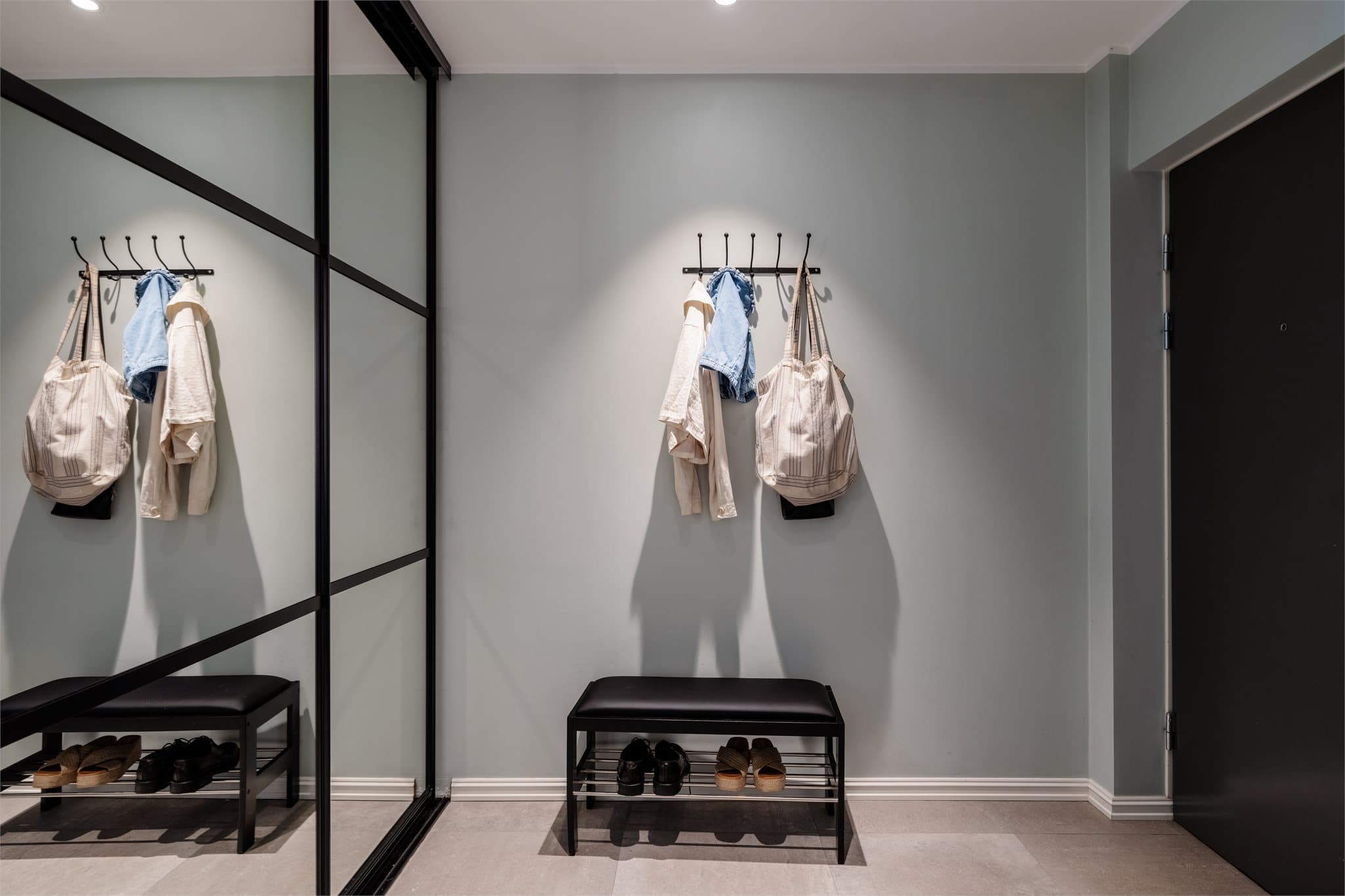 Entréen byr på svært gode oppbevaringsmuligheter i en romslig skyvedørsgarderobe med elegante speilfronter. Bak de plassbesparende dørene skjuler det seg en nærmest walk-in-løsning med svært god plass til klær, sko og yttertøy.