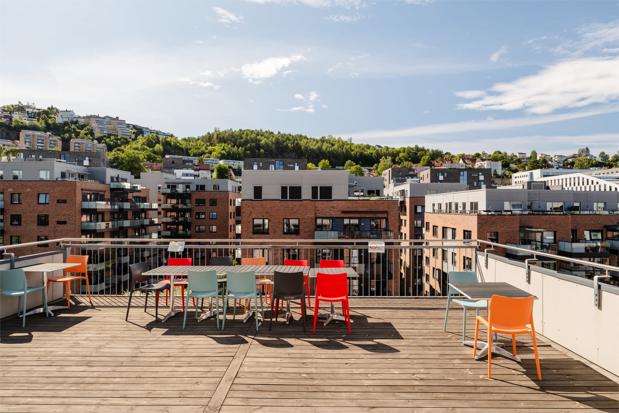 Borettslaget tilbyr også en innbydende takterrasse som gir beboerne et ekstra uteområde å nyte. Her er det lagt til rette for hyggelige stunder utendørs, med komfortable sitteplasser, spisebord og stoler hvor man kan samle familie og venner til måltider.