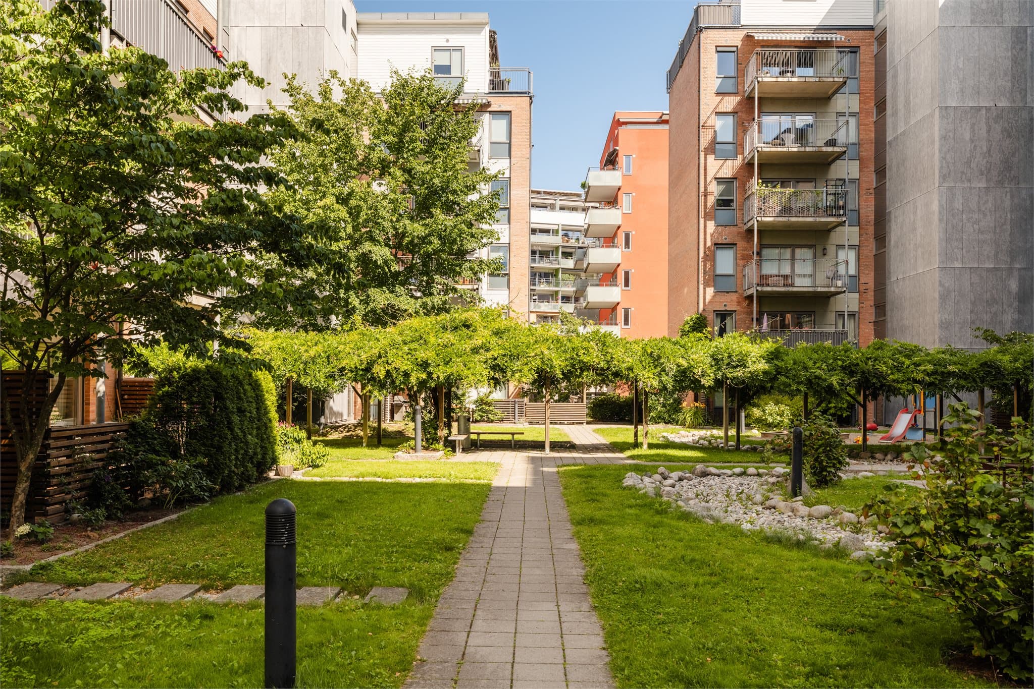 Som beboer får man også glede av borettslagets flotte takhage i 2. etasje. Her er det enkel og praktisk adkomst direkte fra samme etasje som leiligheten, noe som gjør uteområdet lett tilgjengelig i hverdagen.
