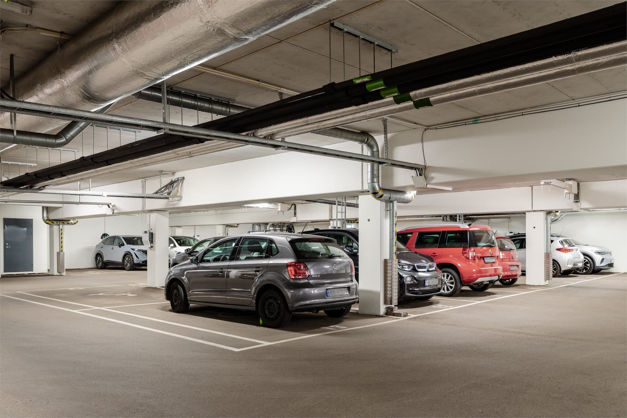 Boligen leier i dag parkeringsplass. Det er opplyst at det fortsatt kan være mulighet for å leie parkeringsplassen videre etter overtakelse. Se all info under punktet "Parkering" i salgsoppgaven.
