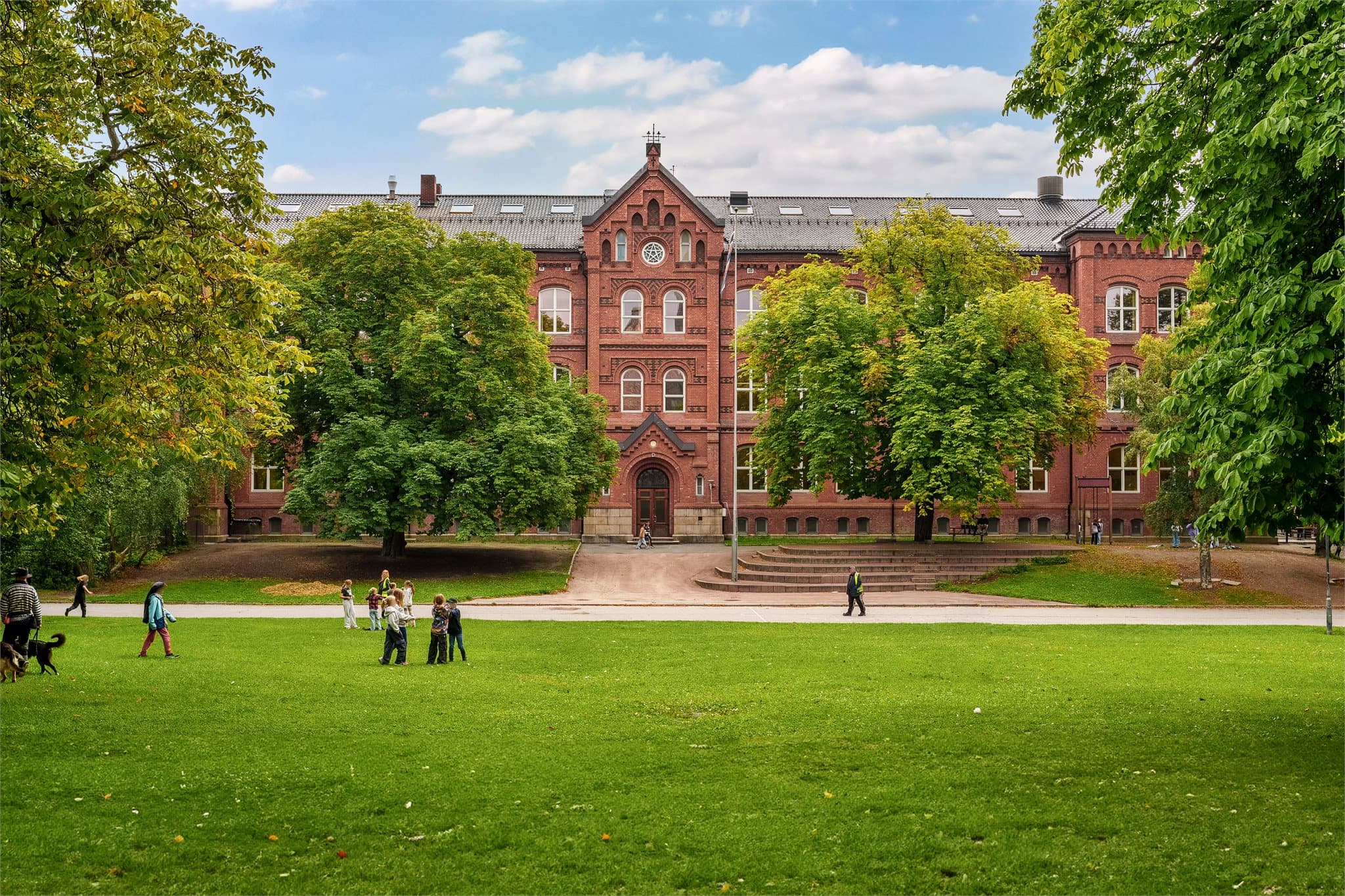 Det er kort vei til flere skoler i området, blant annet Vålerenga skole.