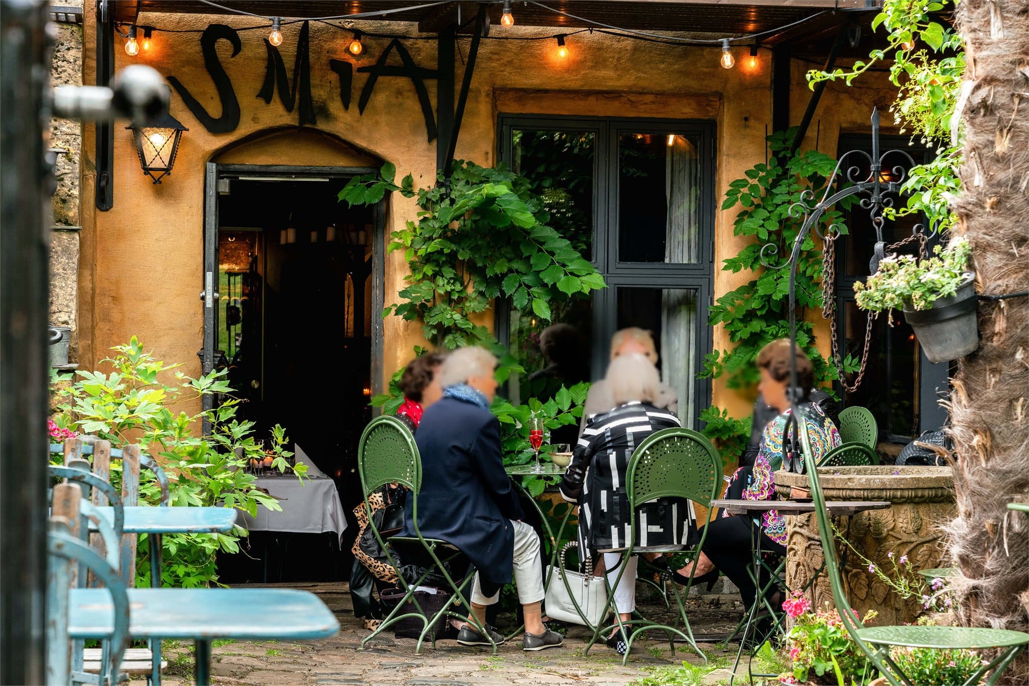 Området byr på flere anerkjente spisesteder, inkludert klassikeren Smia på Vålerenga.