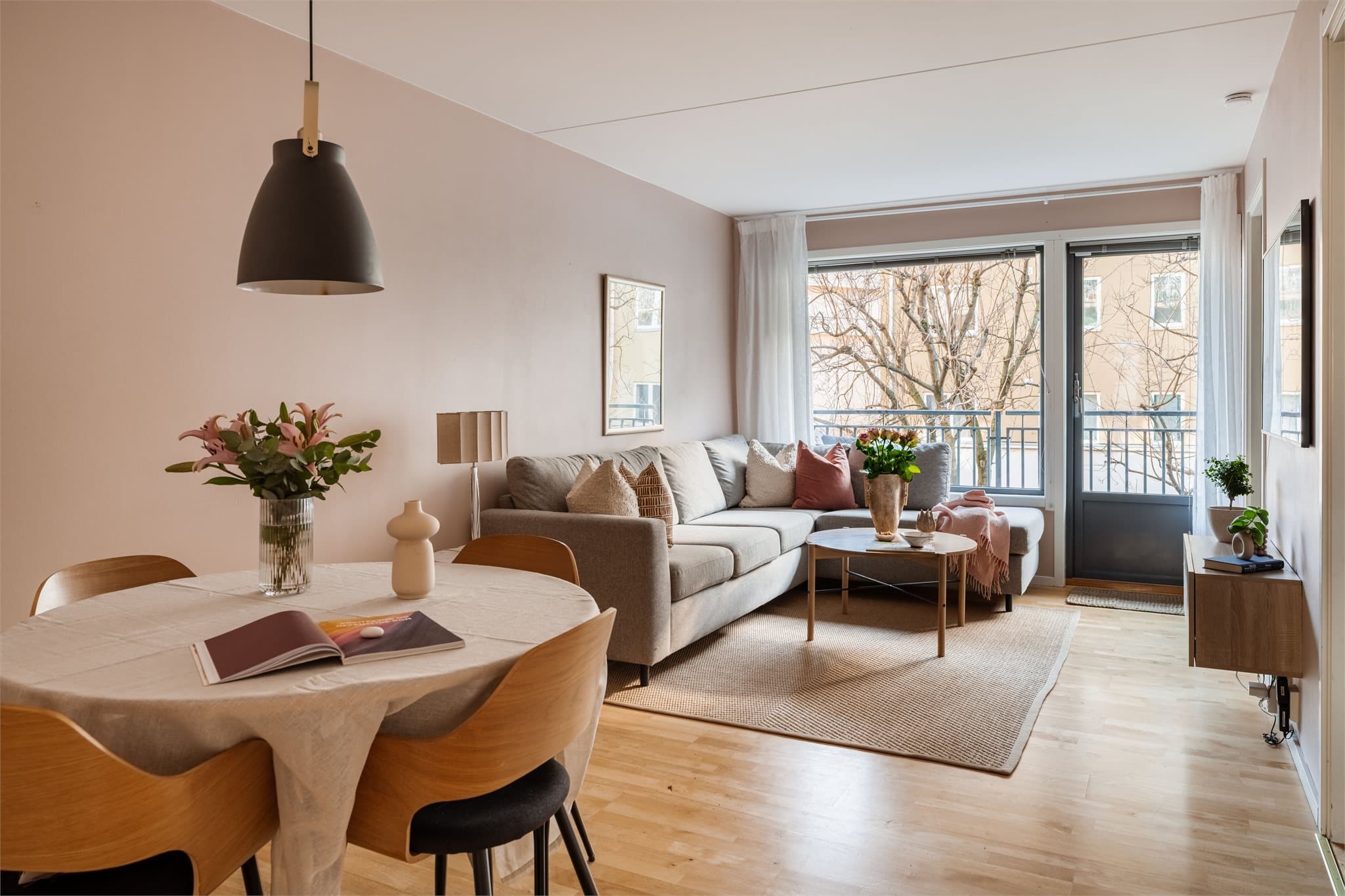 Stuen er leilighetens sosiale sone, med god plass til både sittegruppe og spisebord.