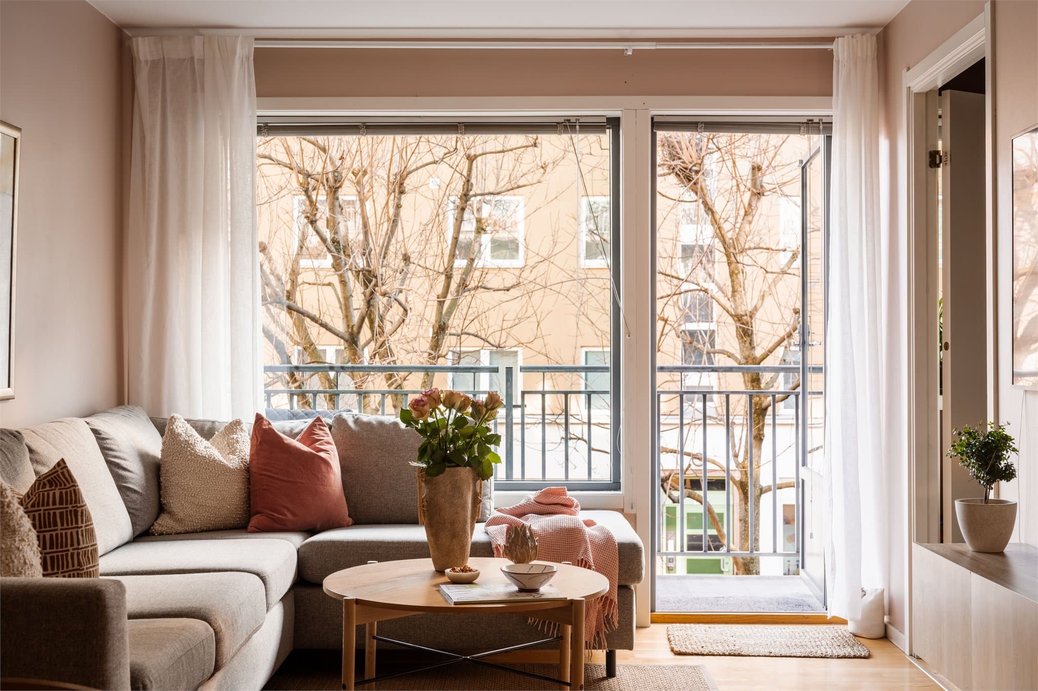 Store vindusflater og gjennomgående lysinnslipp bidar til at leiligheten oppleves som lys og luftig.