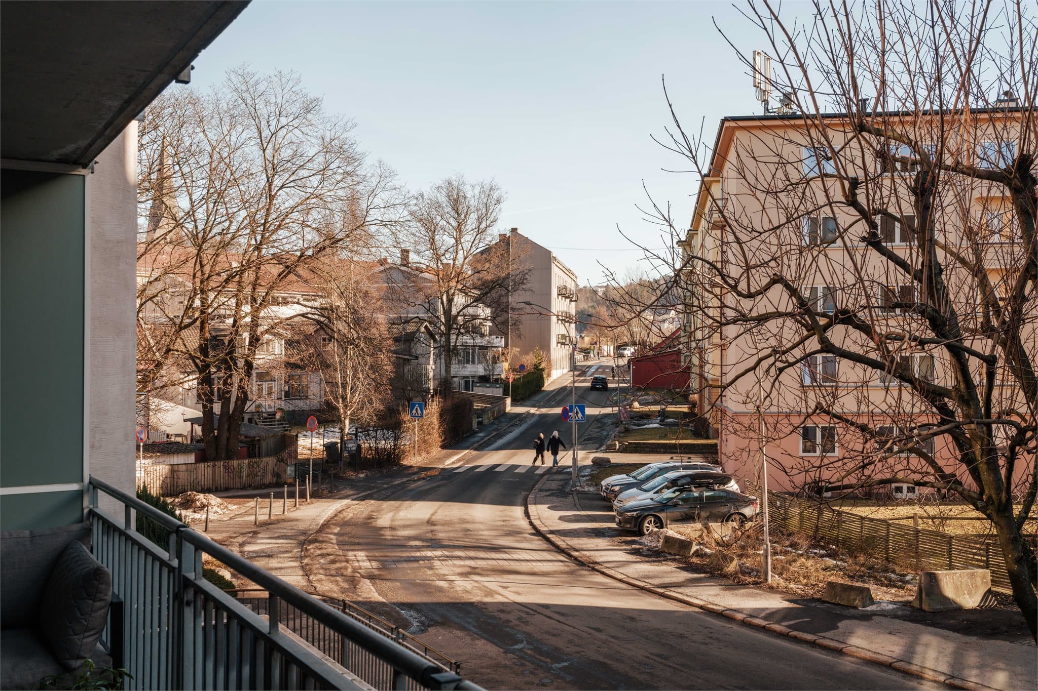 Fra balkongen ser du ut over de hyggelige gatene på populære Vålerenga.