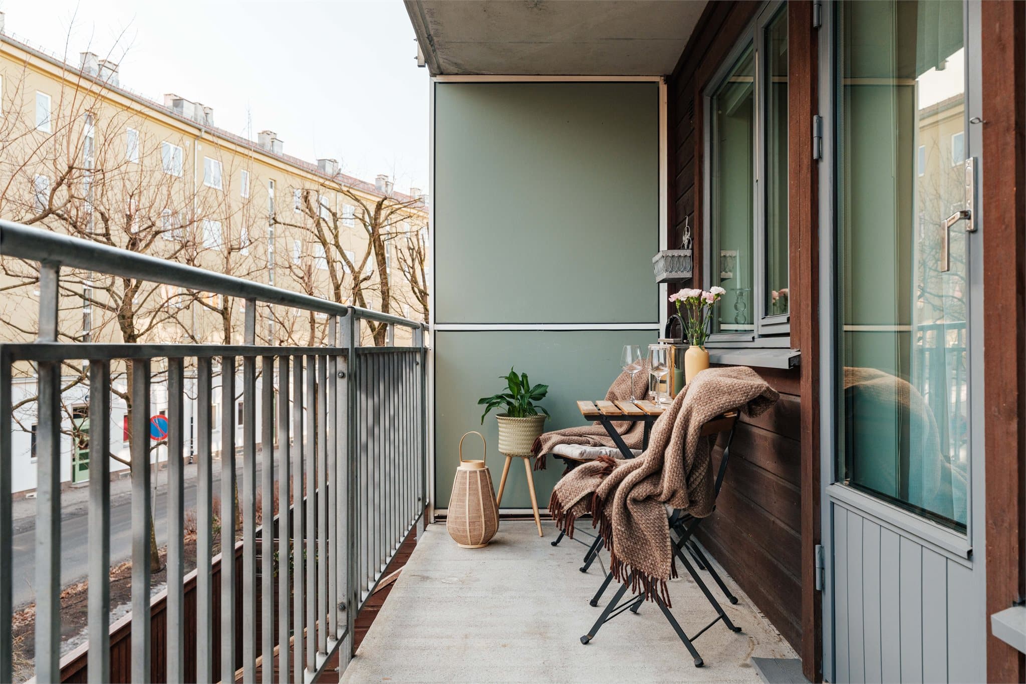 Balkongen er solid bygget i stål- og betongkonstruksjoner med betongdekke.