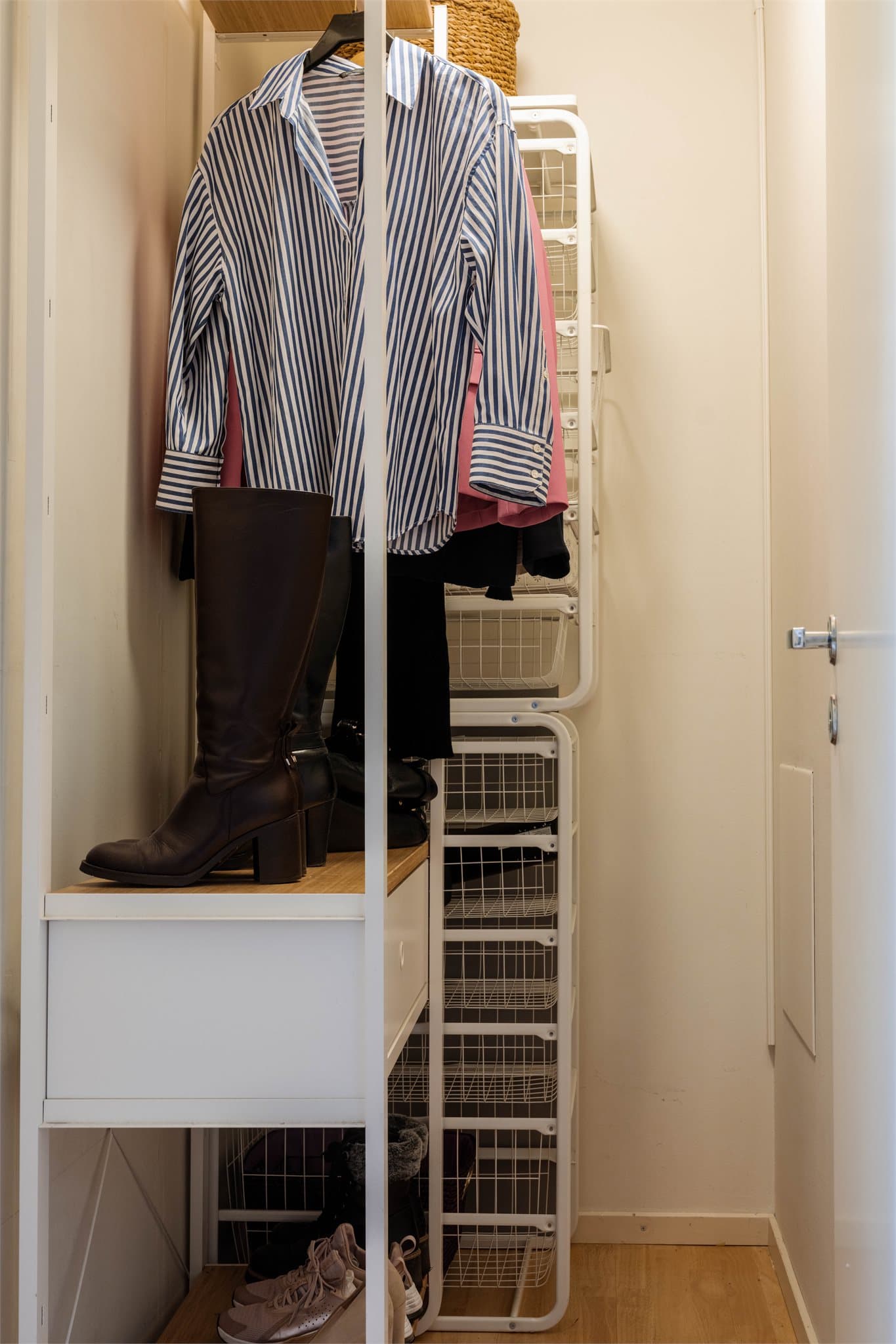 I tillegg til intern lagring medfølger en kjellerbod på ca. 4 m².