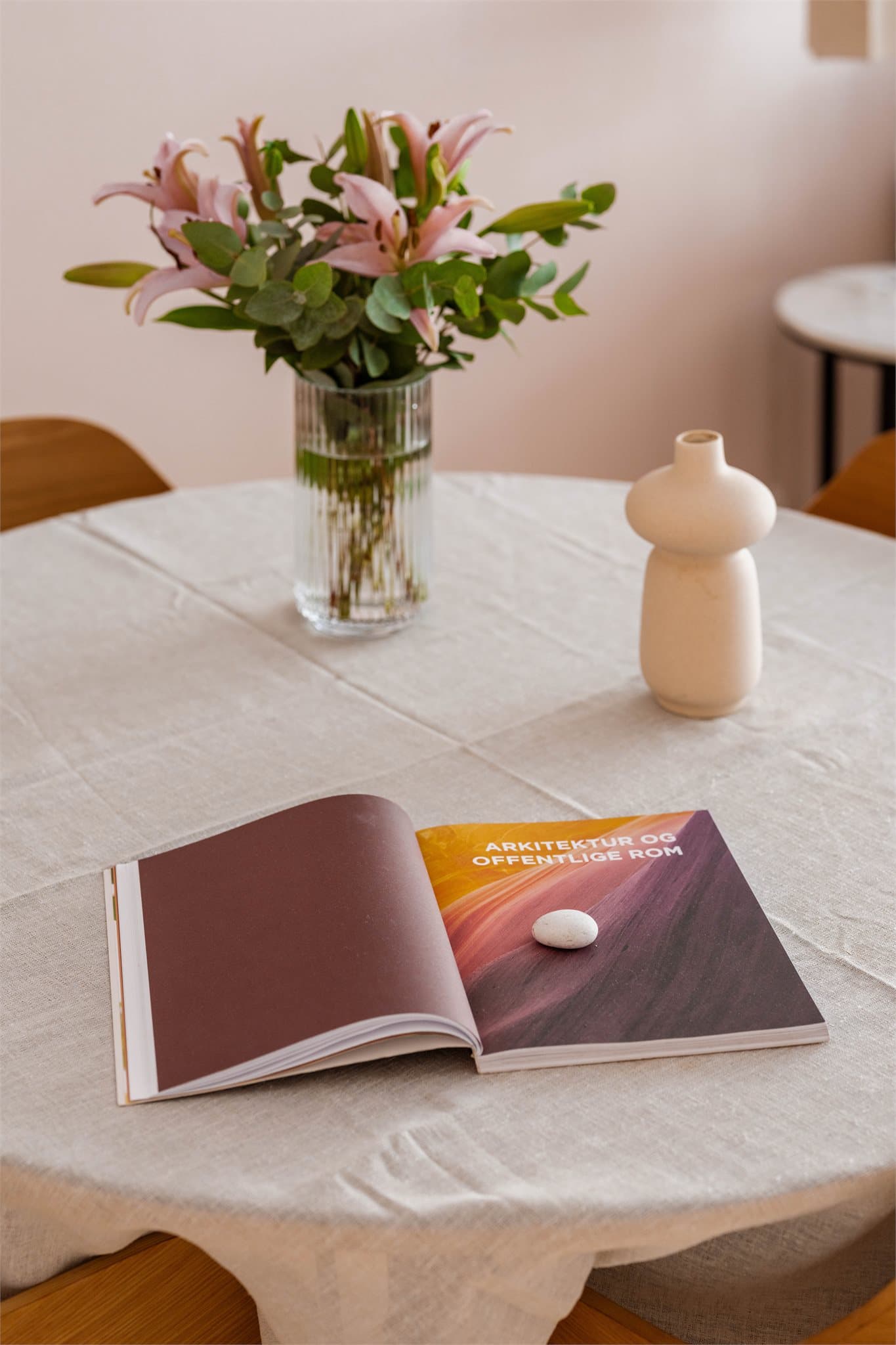 Borettslaget disponerer garasjeplasser som kan leies separat. Tildeles etter venteliste.